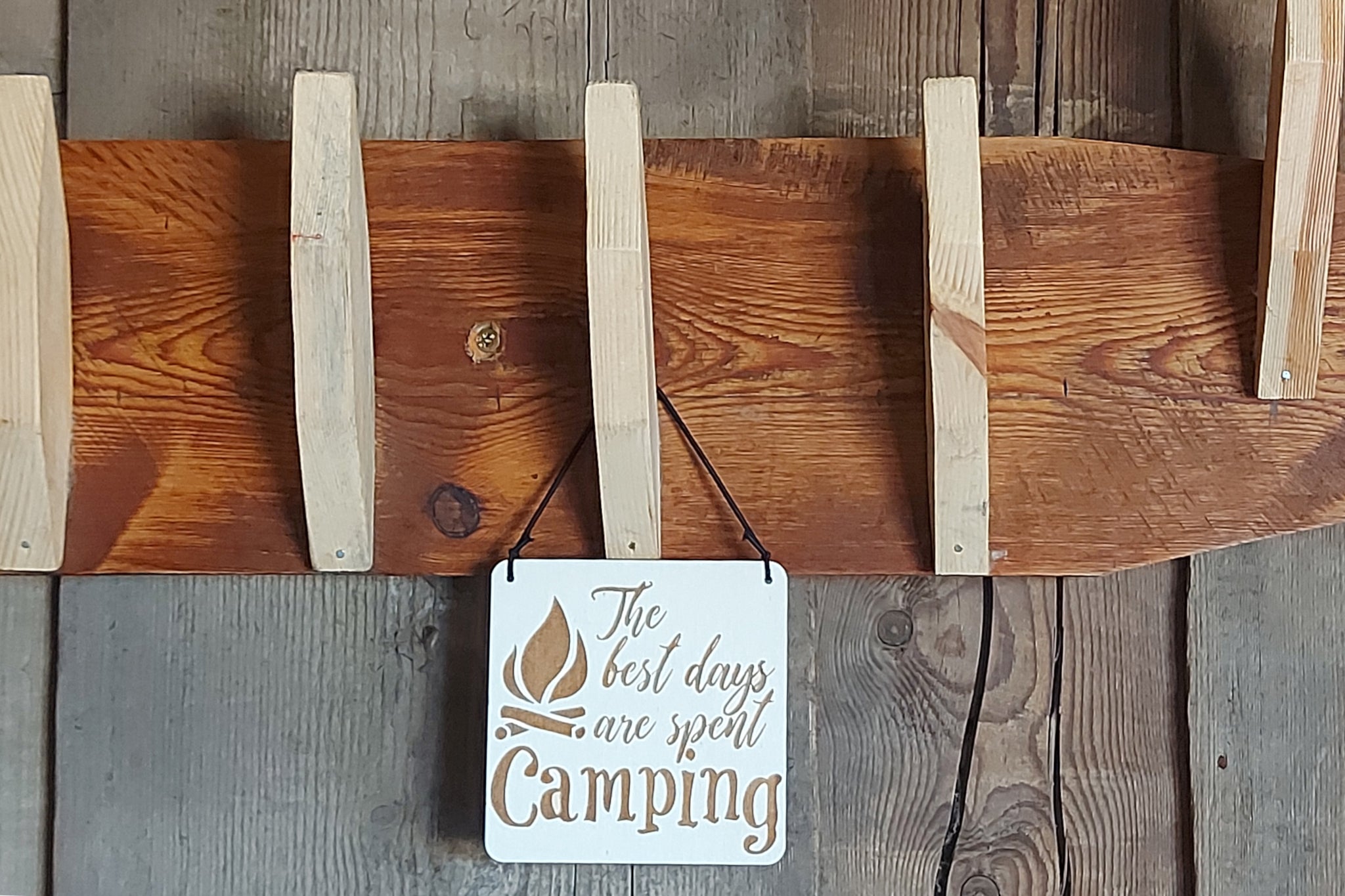 Houten autospiegel hanger met gravure 'The best days are spent camping'.