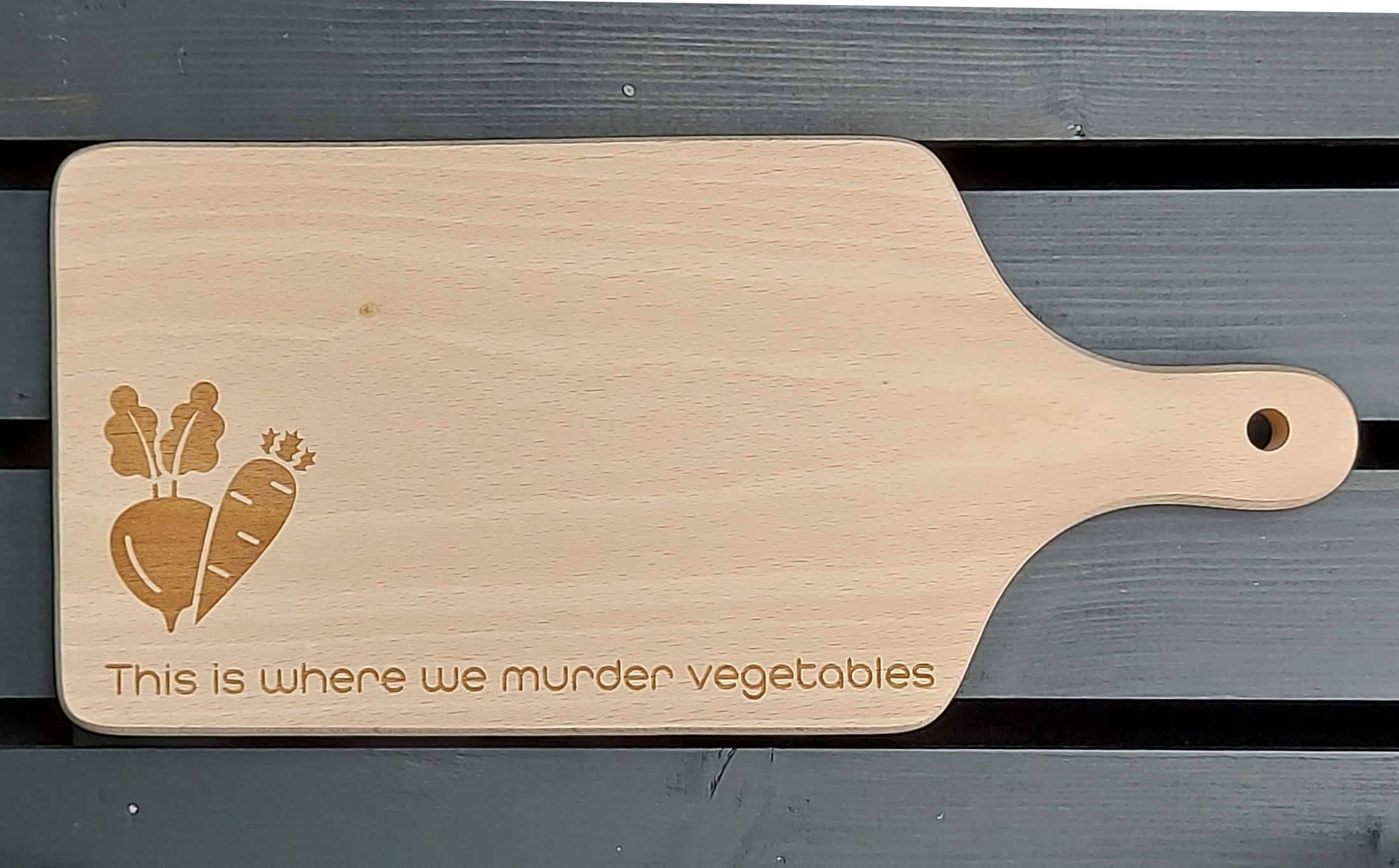 Houten tapasplank, snijplank, serveerplank met handvat. Afgewerkt met mooie gravure van 'This is where we murder vegetables'.