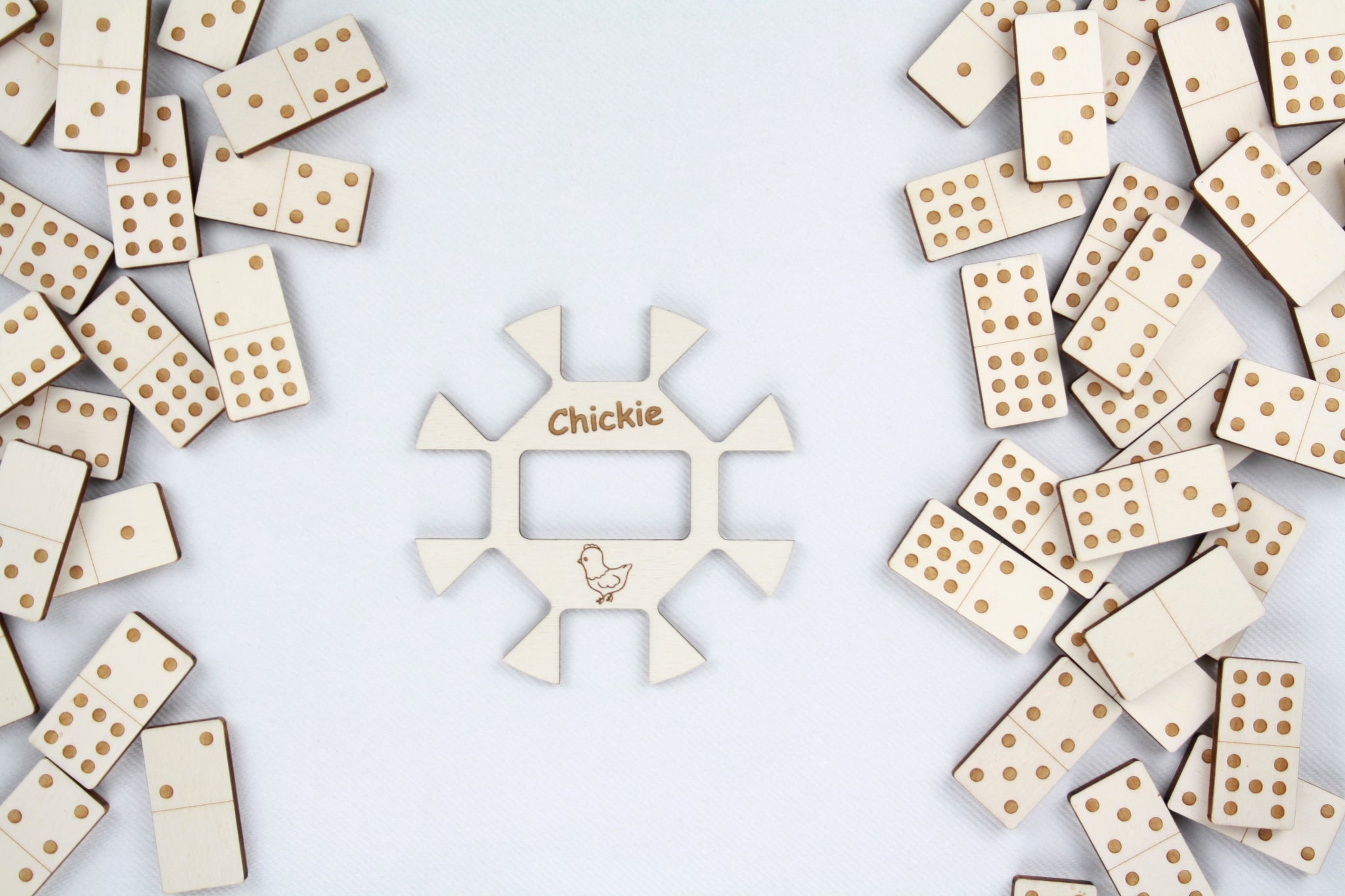 Domino spel variant Chickie. Familie dominospel. Houten bordspelen.