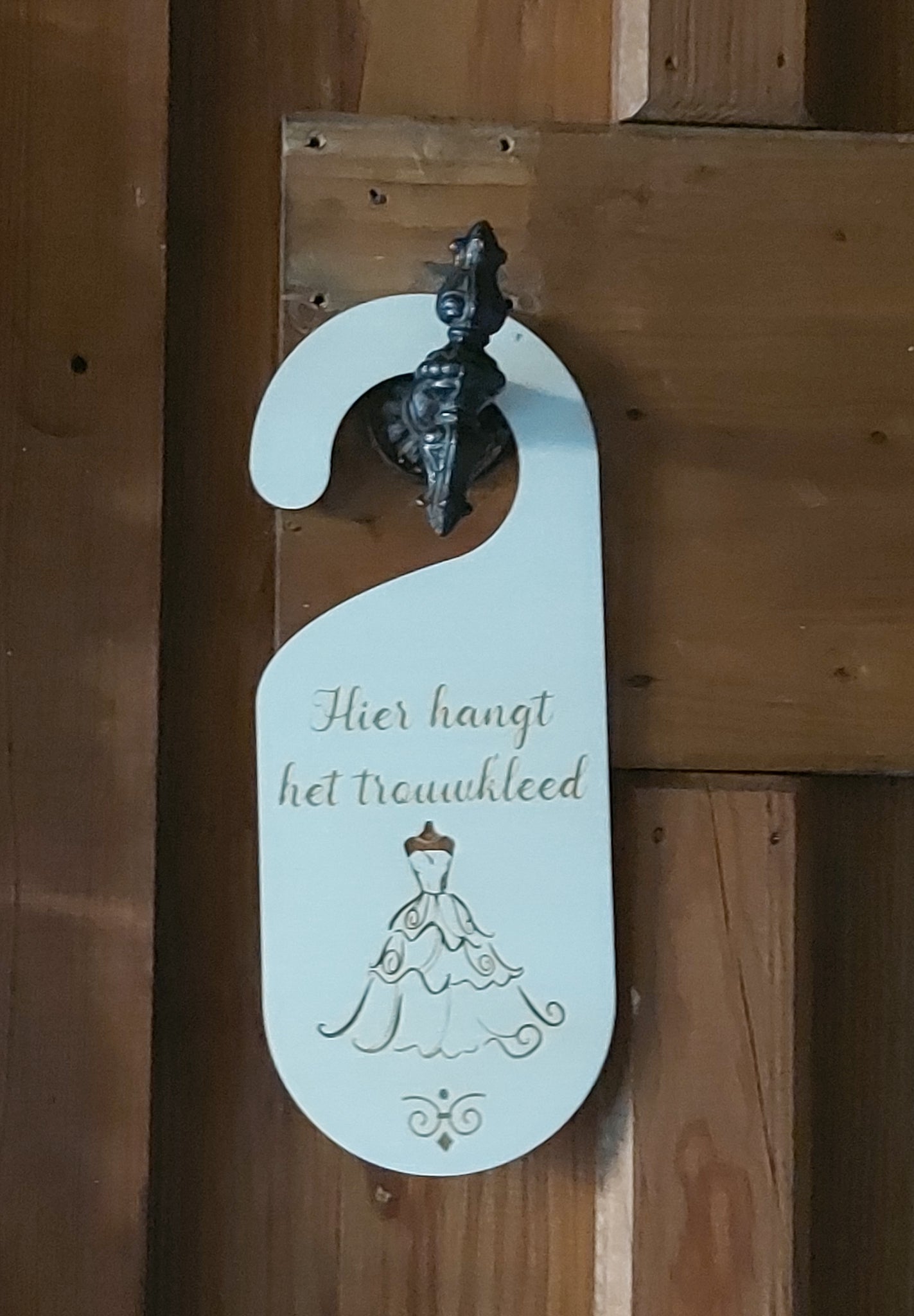 Houten deurhanger met gravure 'Hier hangt het trouwkleed'