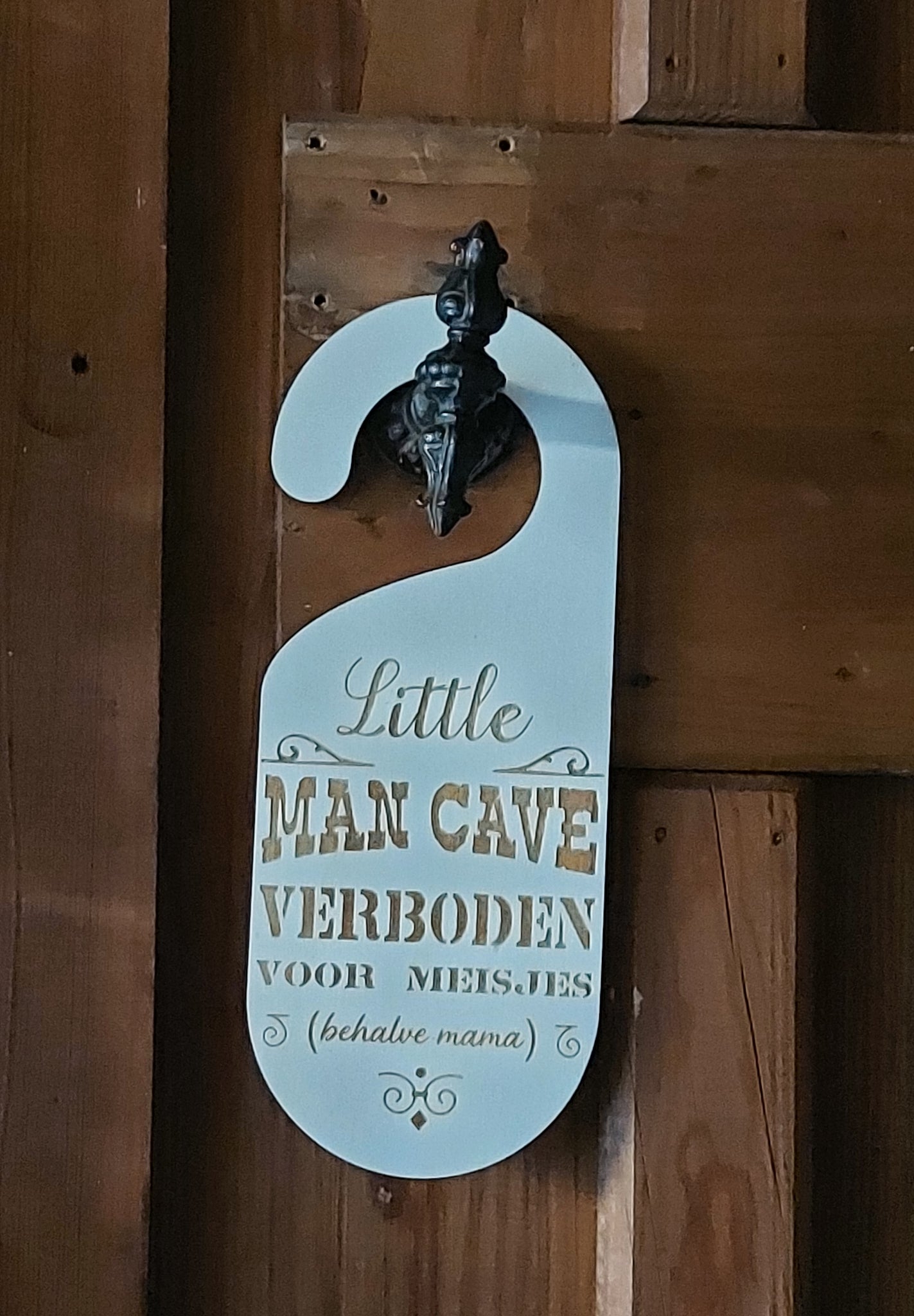 Houten deurhanger met gravure 'Little man cave, verboden voor meisjes (behalve mama)'