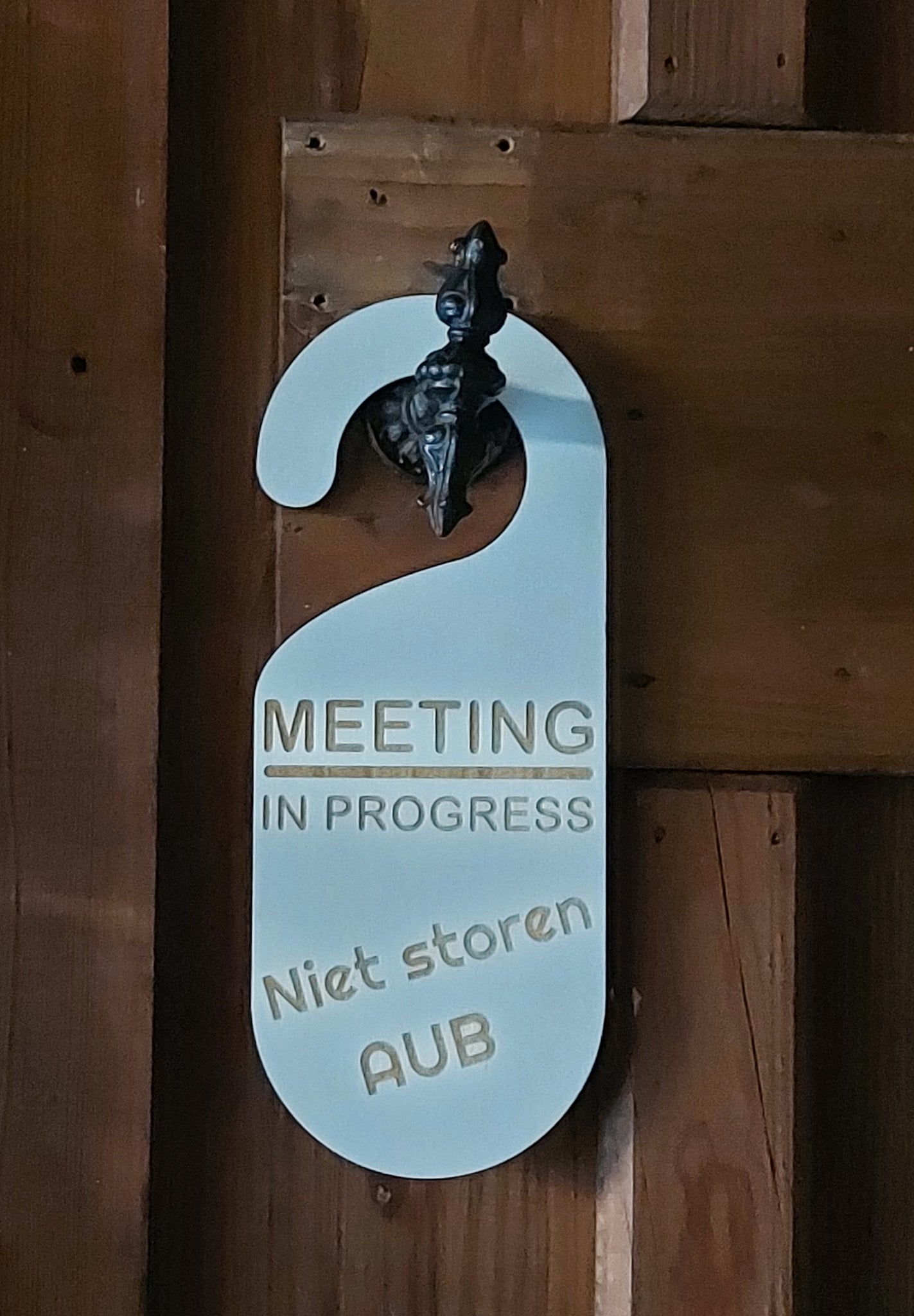 Houten deurhanger met gravure 'Meeting in progress, niet storen AUB'. Het perfecte cadeau voor de thuiswerker