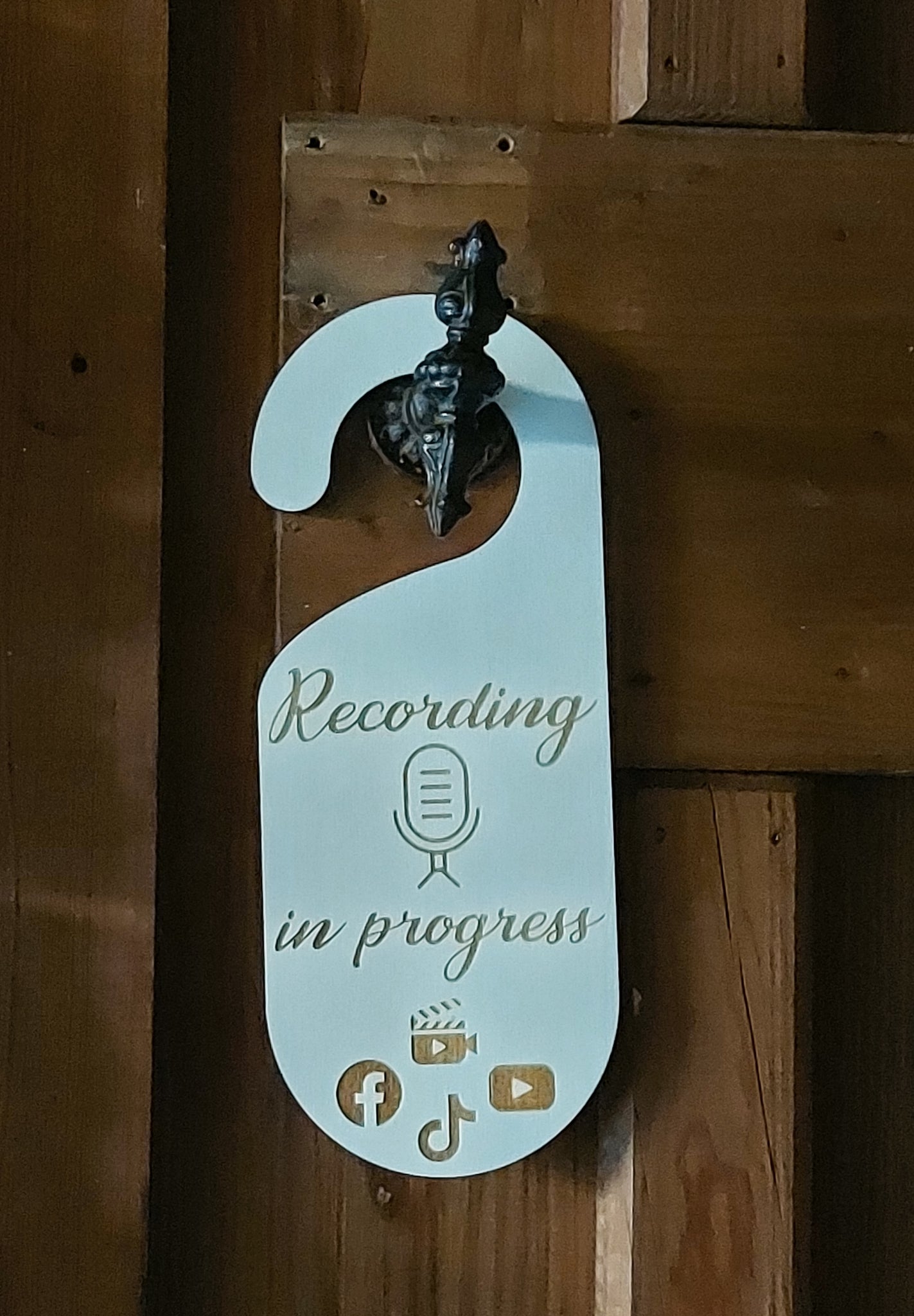 Houten deurhanger met gravure 'Recording in progress' Het perfecte cadeau voor de tiener of social media filmpjes