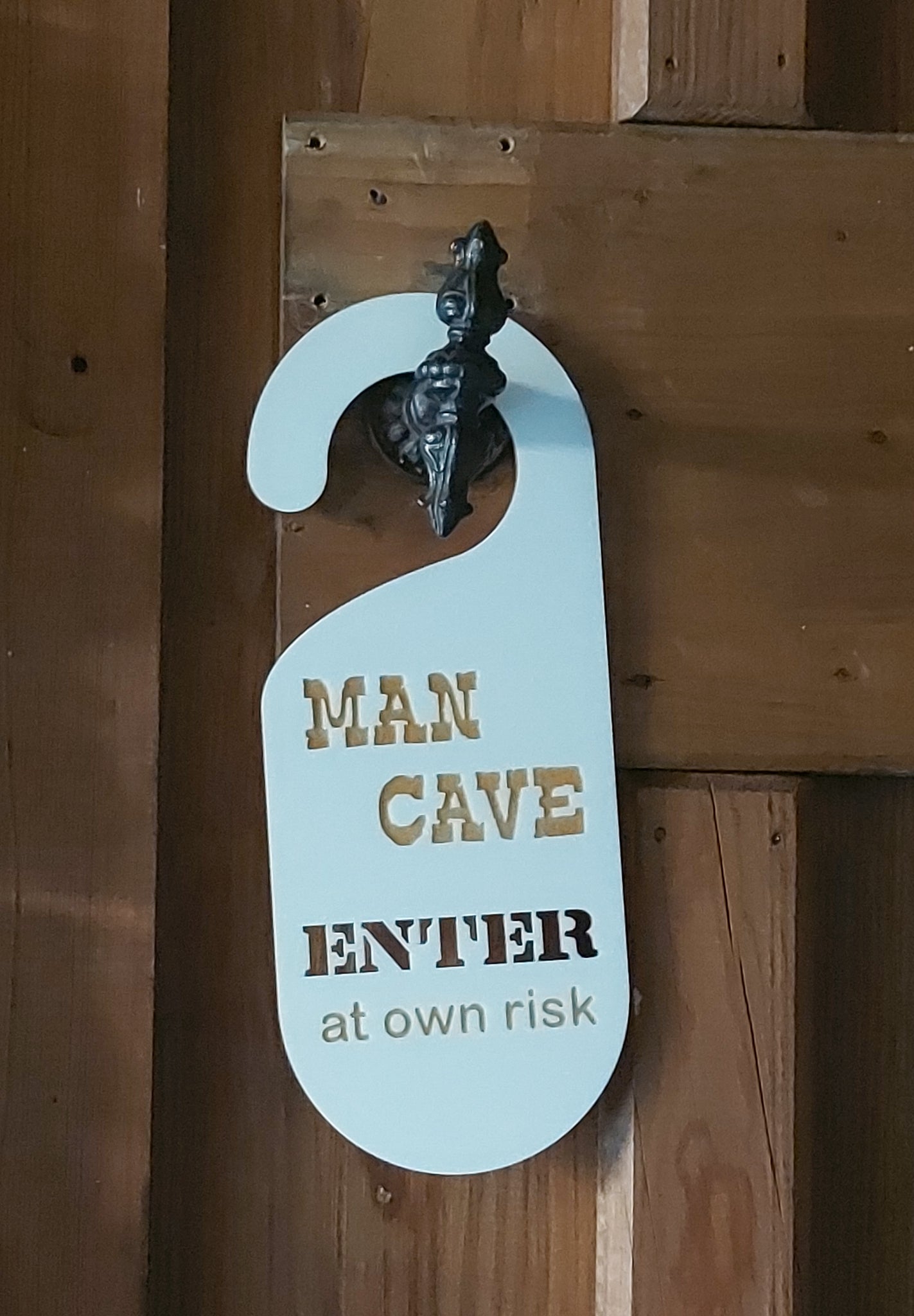 Houten deurhanger met gravure 'Man Cave, Enter at own risk' Cadeau voor papa of man met een echte man cave.