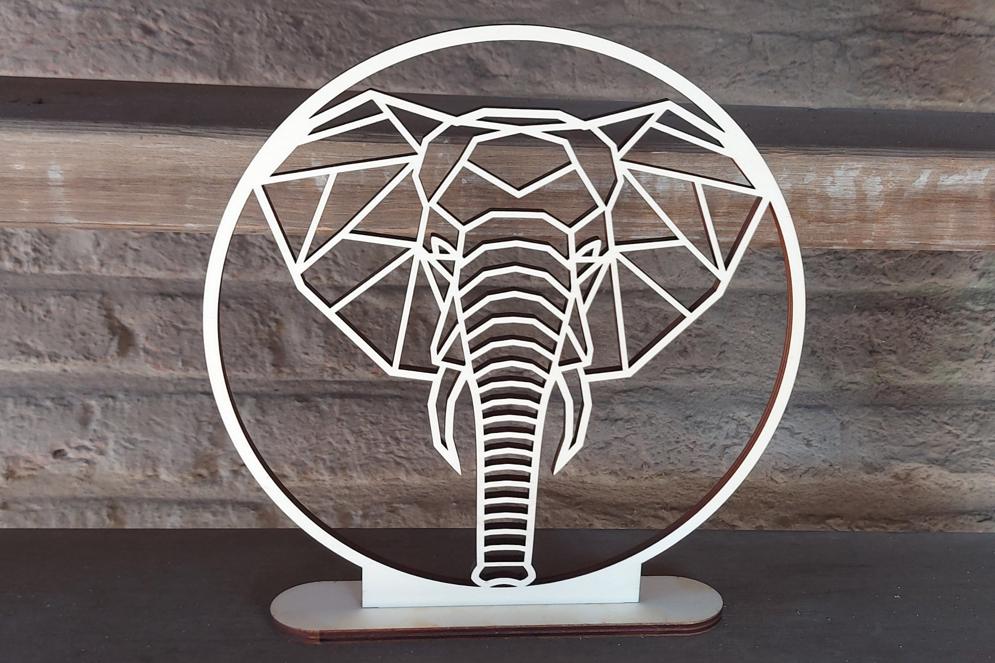 Houten geometrische olifant in cirkel als decoratie stuk