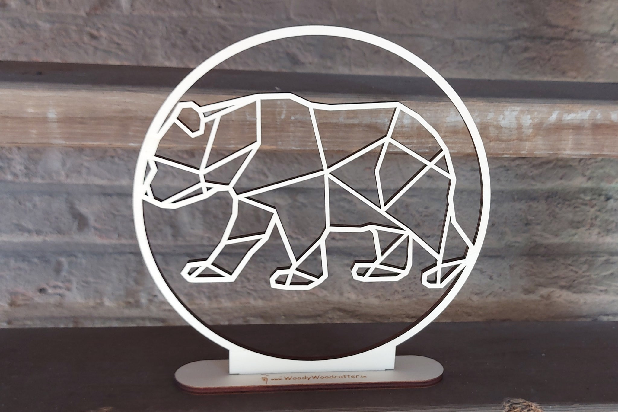 Houten geometrische beer in cirkel als decoratie stuk