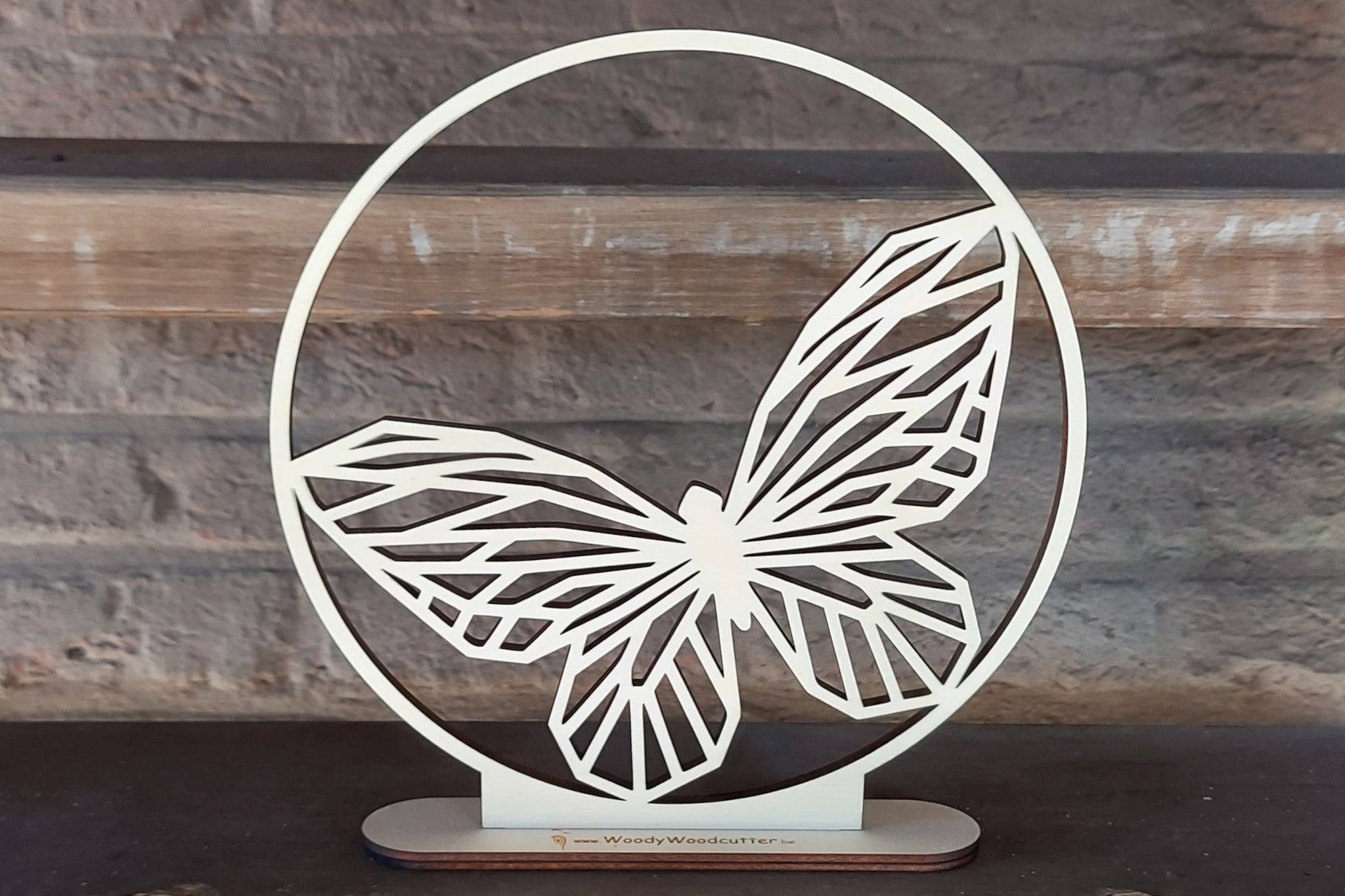 Houten geometrische vlinder in cirkel als decoratie stuk