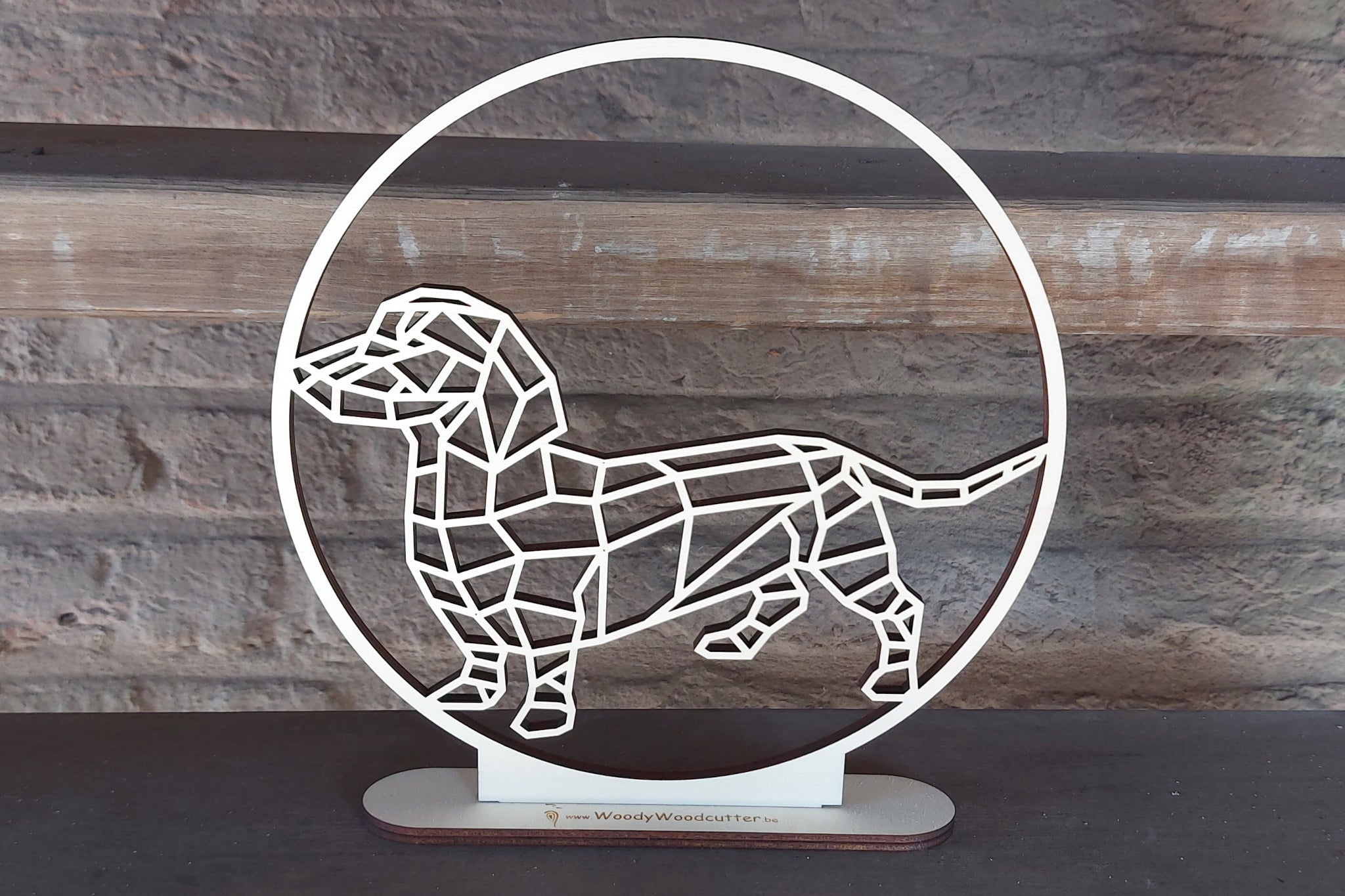 Houten geometrische hond, teckel in cirkel als decoratie stuk