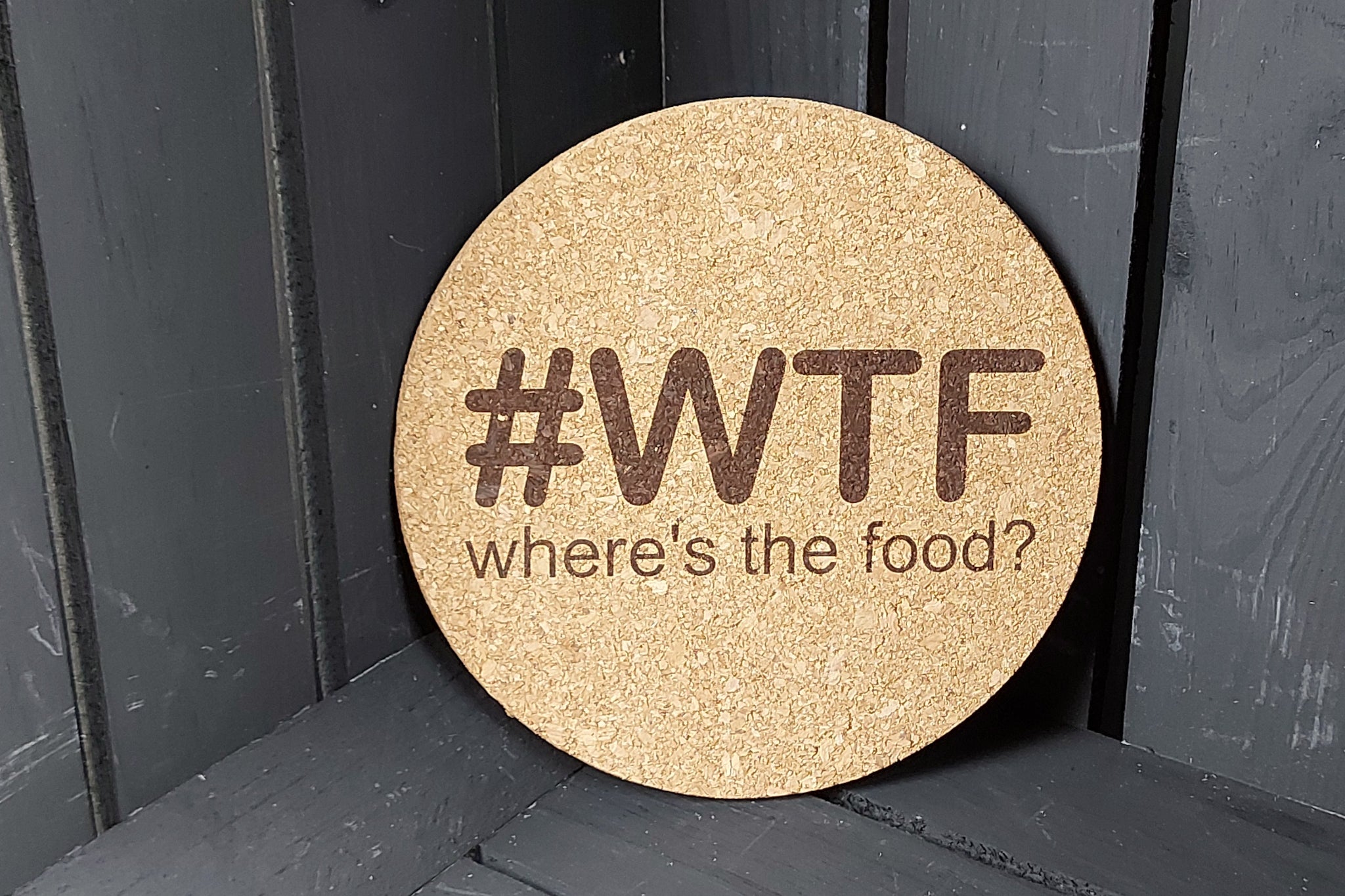 Kurken onderlegger. Onderlegger voor potten en pannen met gravure '#WTF, where's the food?'.
