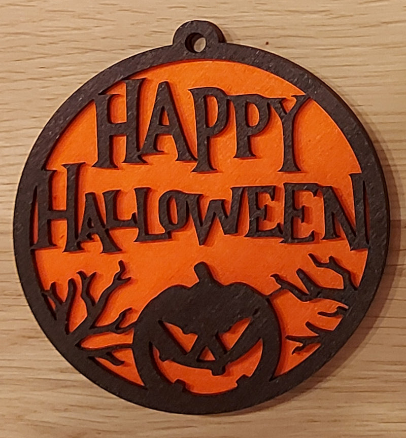 Houten en gekleurde Halloween decoratie. Halloween hanger met gravure 'Happy Halloween'