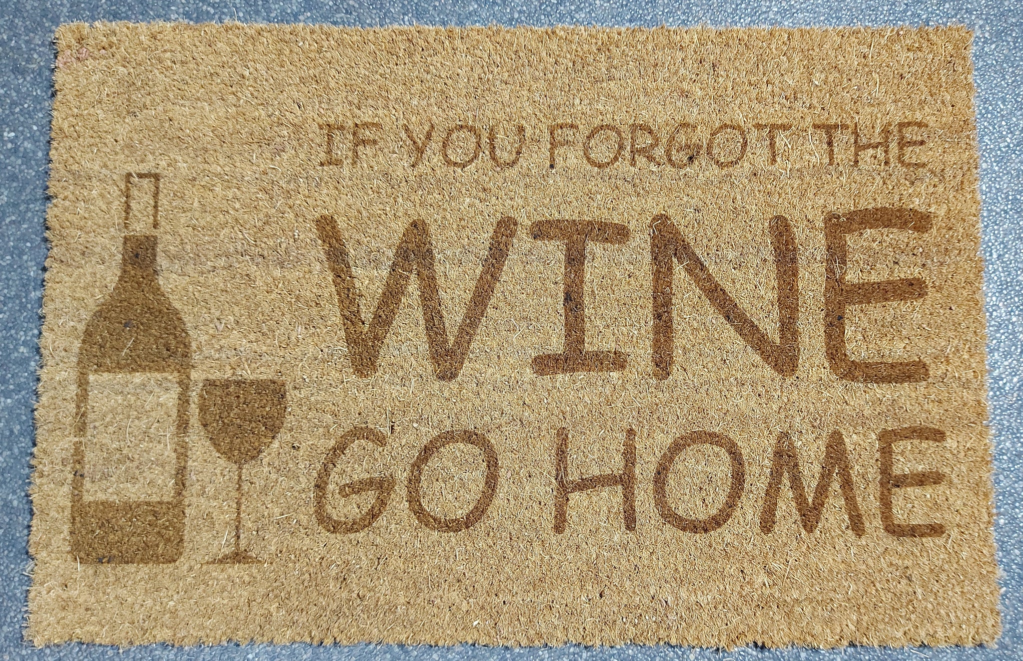 Kokos deurmat met gravure. Gravure 'If you forgot the wine, go home'.