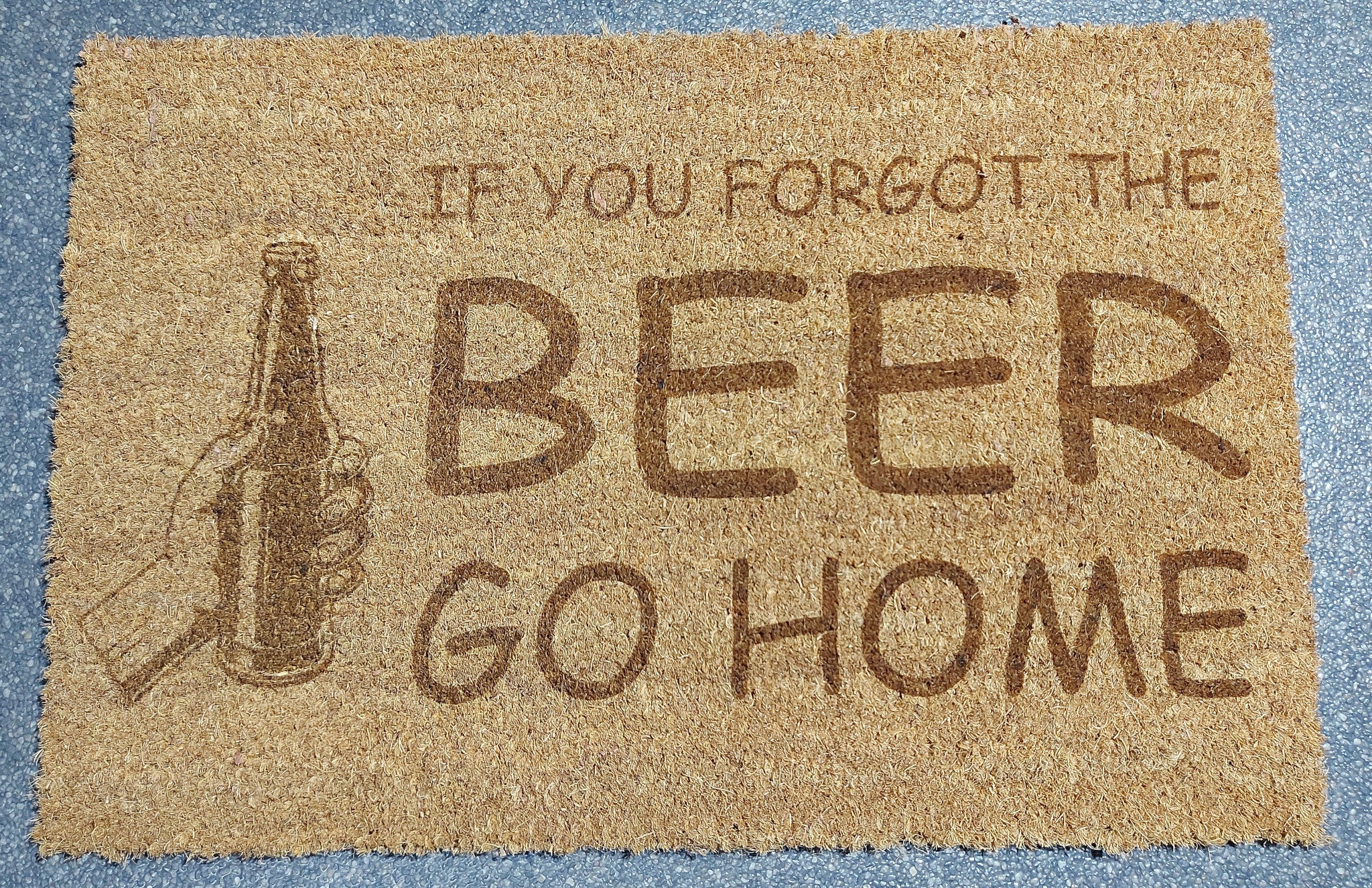 Kokos deurmat met gravure. Gravure 'If you forgot the beer, go home'.
