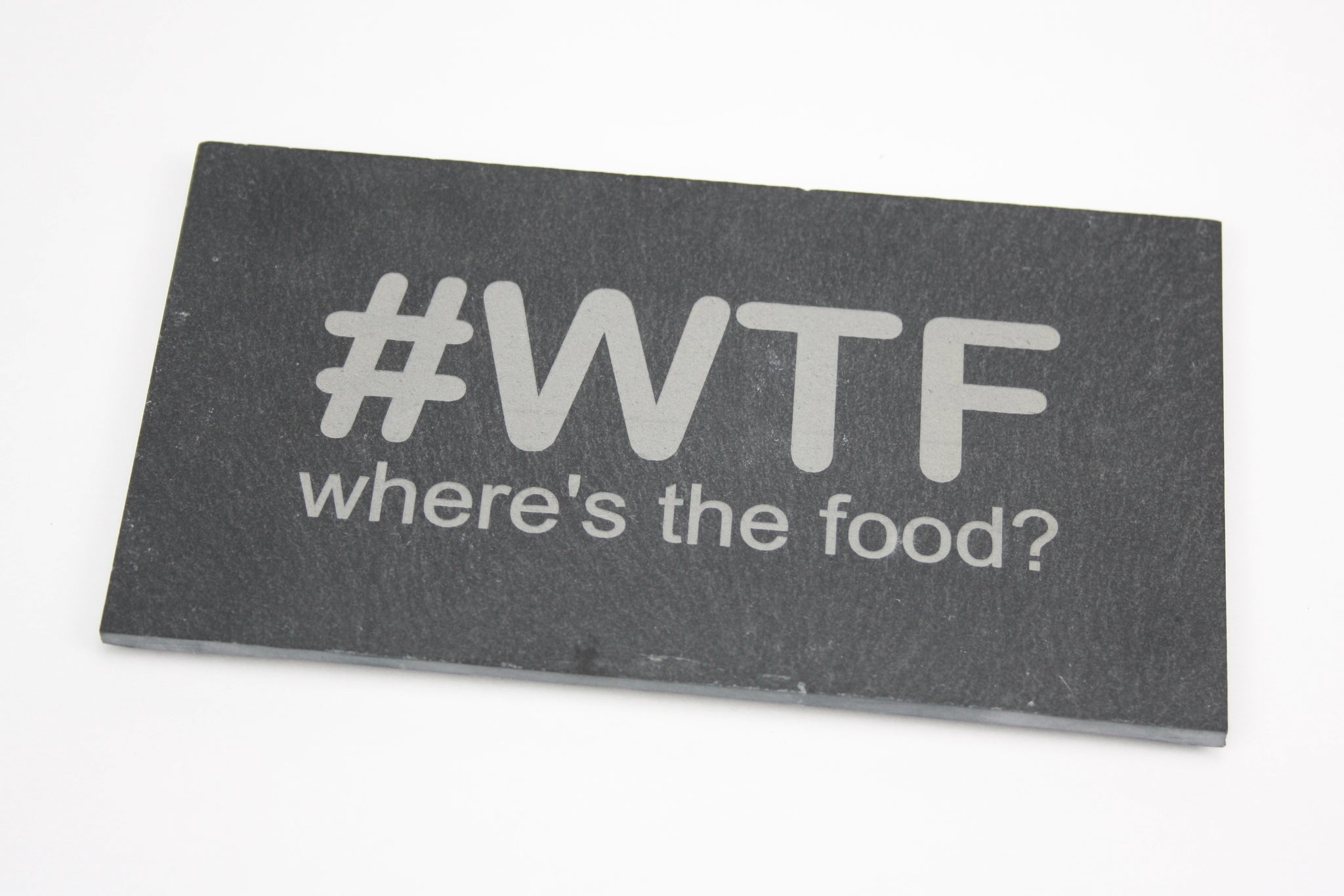 Gegraveerd leisteenbordje voor hapjes en amuses. Gravure van '#WTF - Where's the food?'.