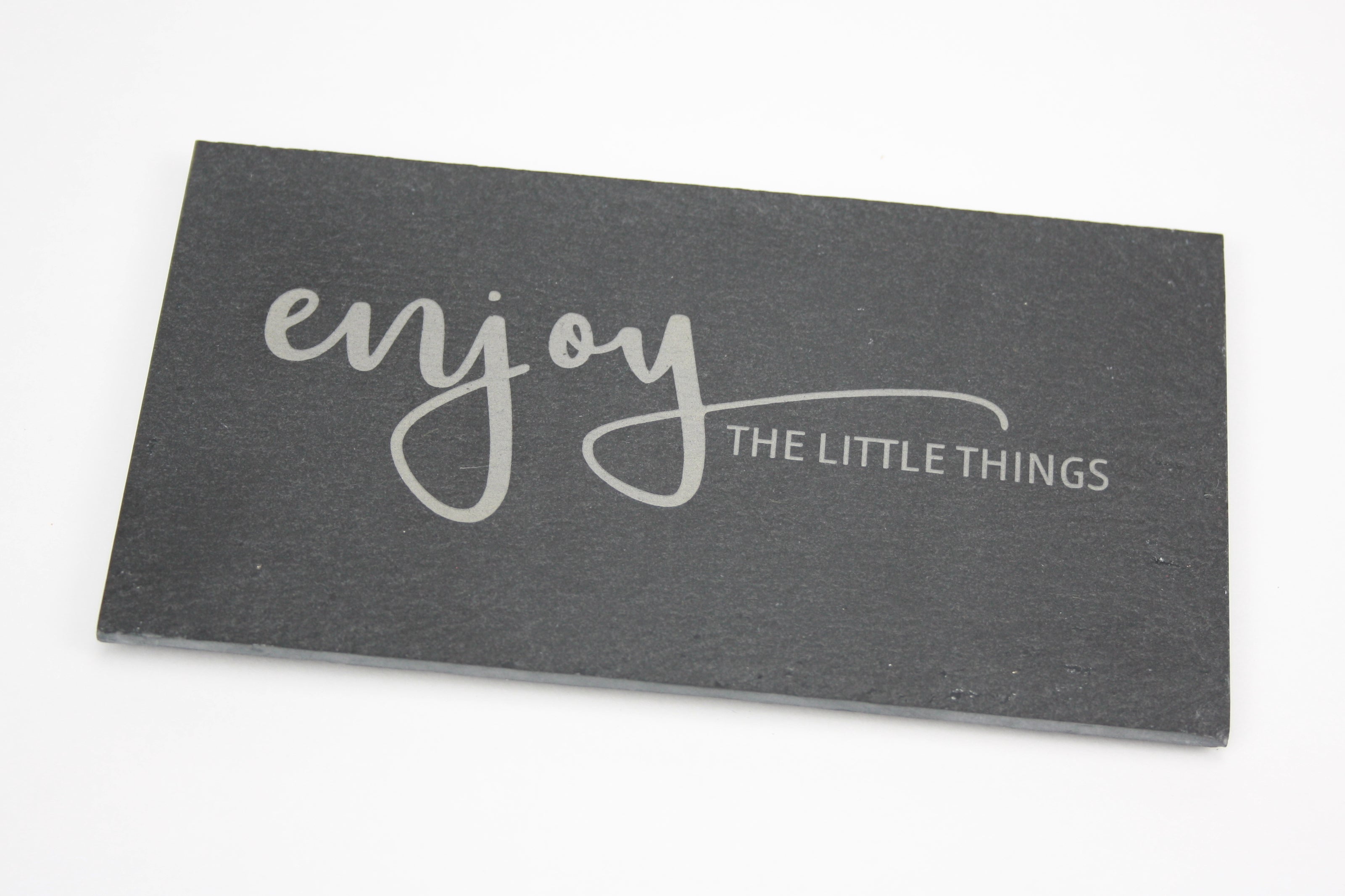 Gegraveerd leisteenbordje voor hapjes en amuses. Gravure van 'Enjoy the little things'.