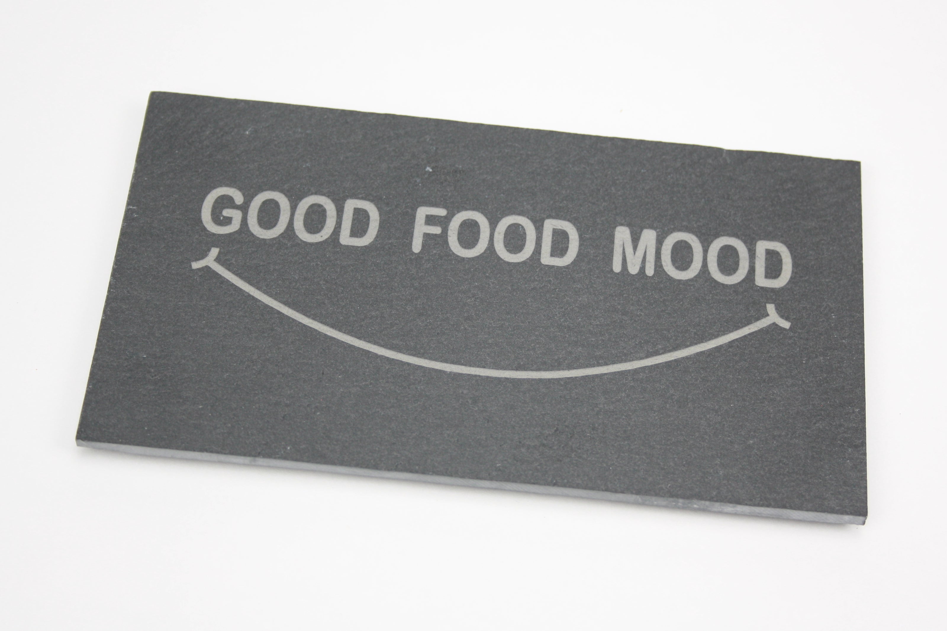 Gegraveerd leisteenbordje voor hapjes en amuses. Gravure van 'Good Food Mood'.