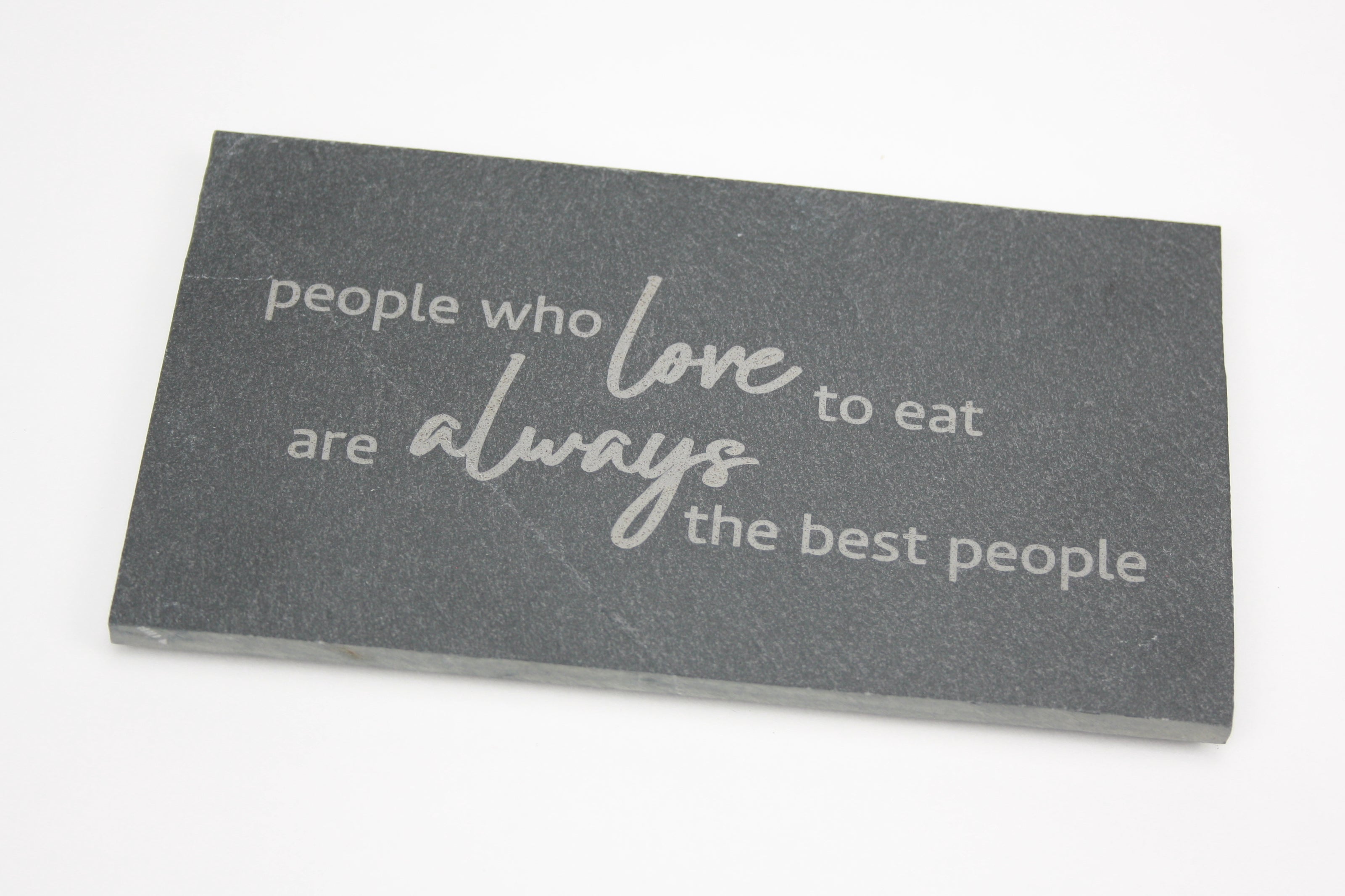 Gegraveerd leisteenbordje voor hapjes en amuses. Gravure van 'People who love to eat, are always the best people'.