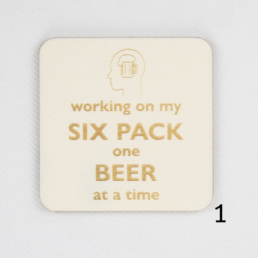Houten magneet. Gegraveerde magneet. Gravure met bier quote 'Working on my six pack, one beer at a time'.
