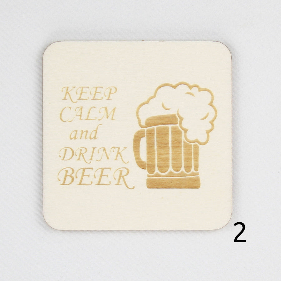 Houten magneet. Gegraveerde magneet. Gravure met bier quote 'Keep calm and drink beer'.