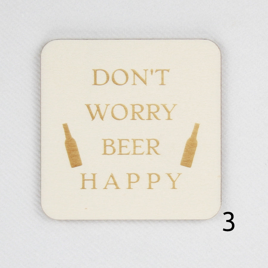 Houten magneet. Gegraveerde magneet. Gravure met bier quote 'Don't worry beer happy'.
