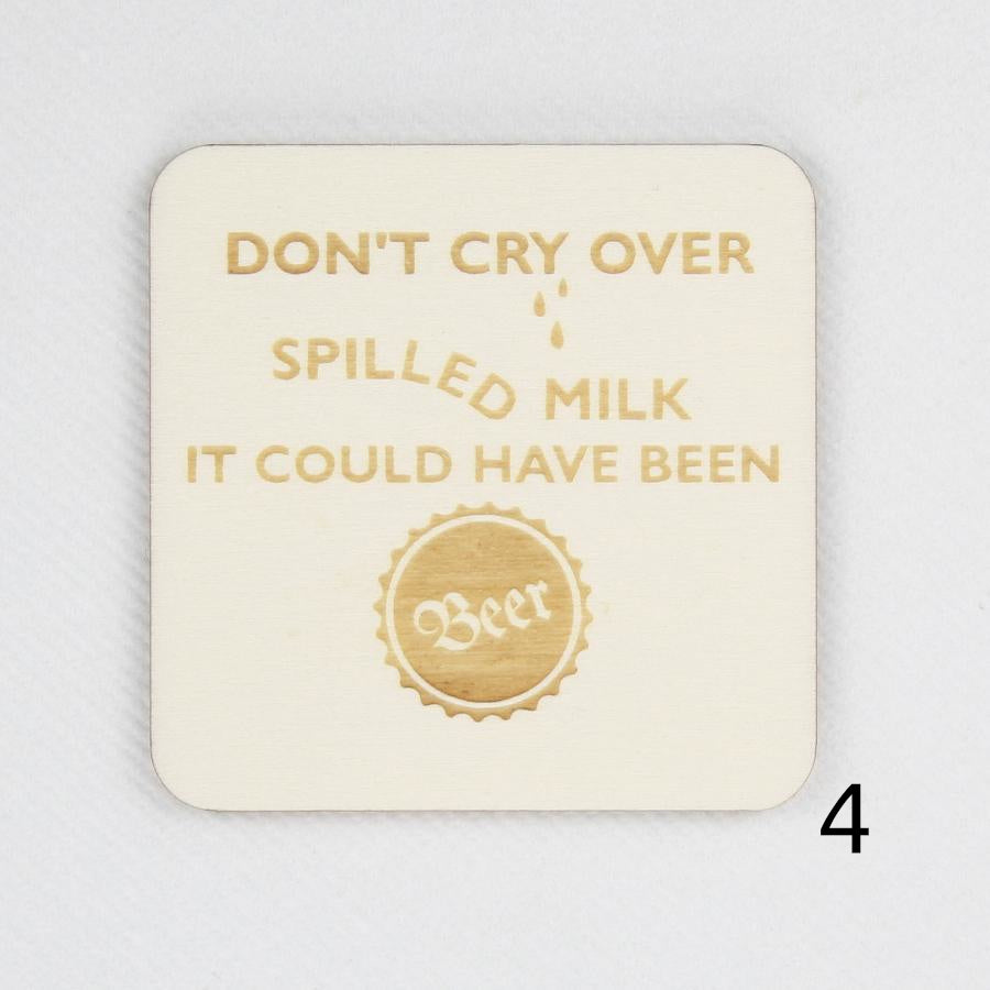 Houten magneet. Gegraveerde magneet. Gravure met bier quote 'Don't cry over spilled milk, it could have been beer'.