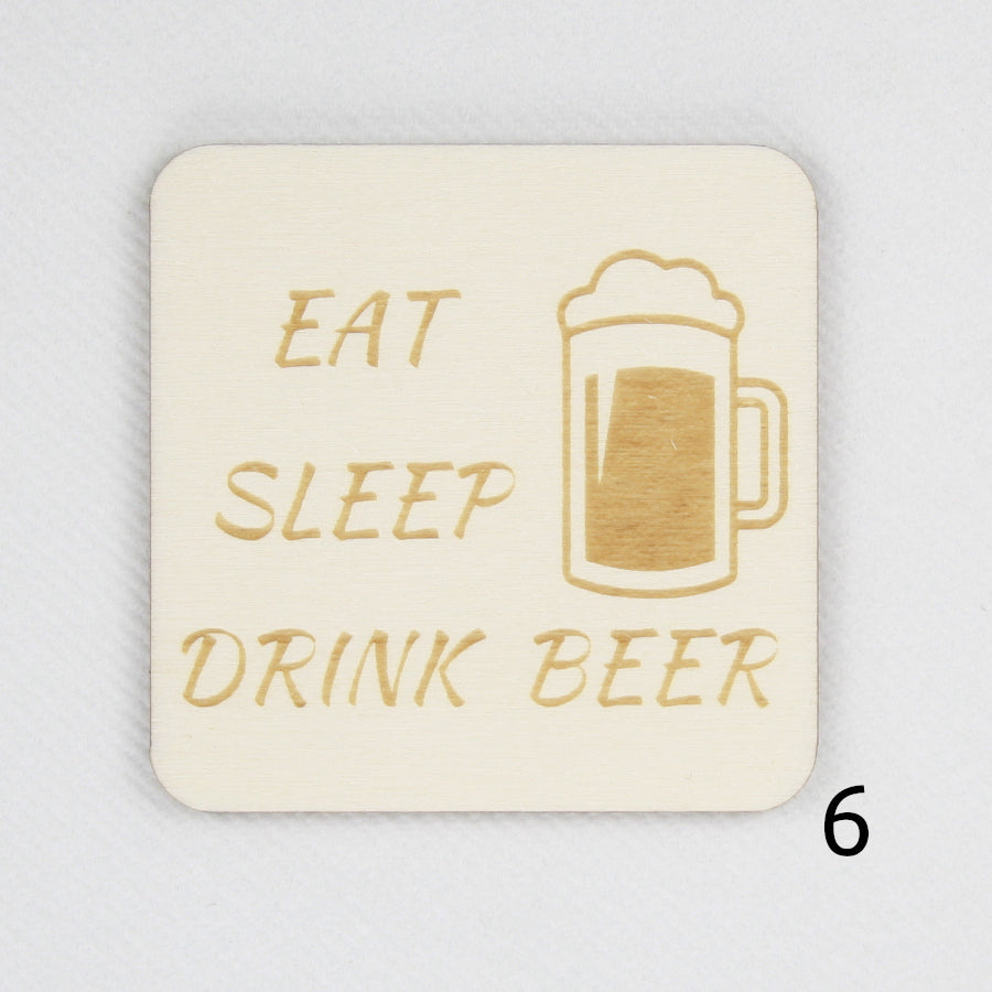 Houten magneet. Gegraveerde magneet. Gravure met bier quote 'Eat, sleep, drink beer'.