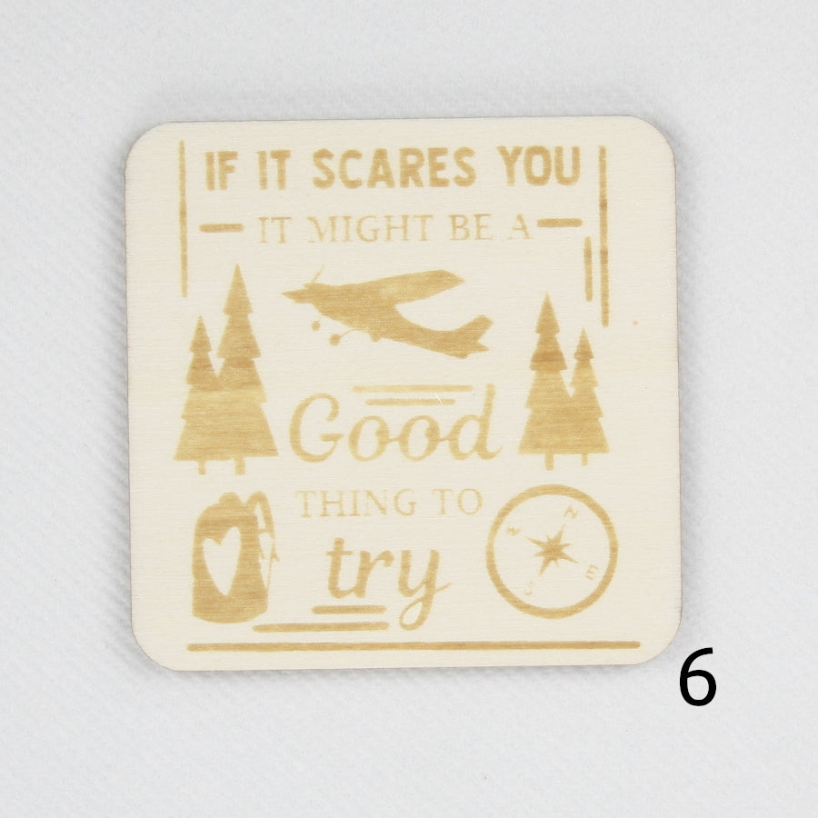 Houten magneet. Gegraveerde magneet. Gravure met reis quote 'If it scares you it might be a good thing to try'.