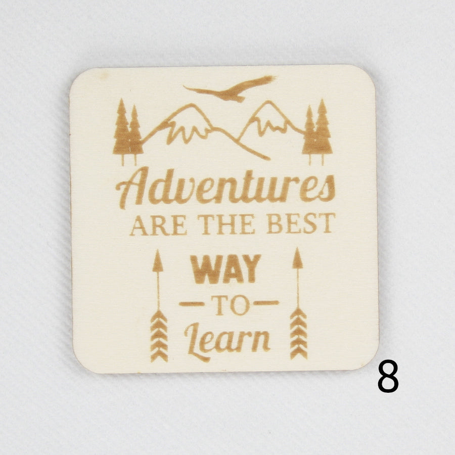 Houten magneet. Gegraveerde magneet. Gravure met reis quote 'Adventures are the best way to learn'.