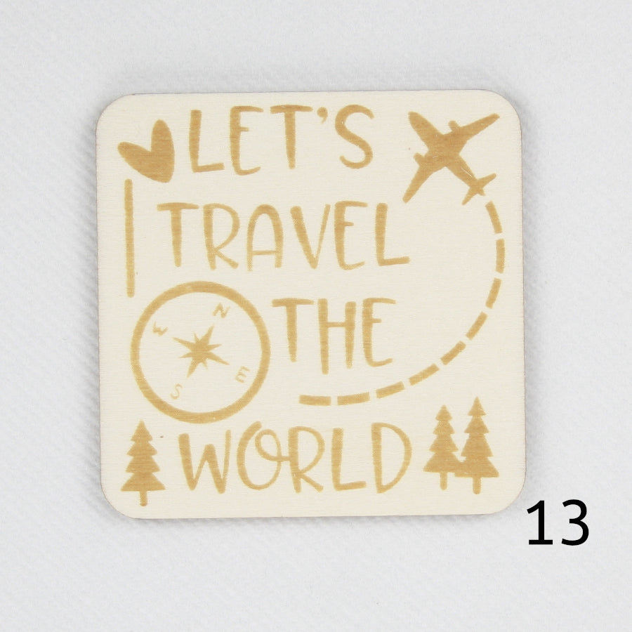 Houten magneet. Gegraveerde magneet. Gravure met reis quote 'Let's travel the world'.
