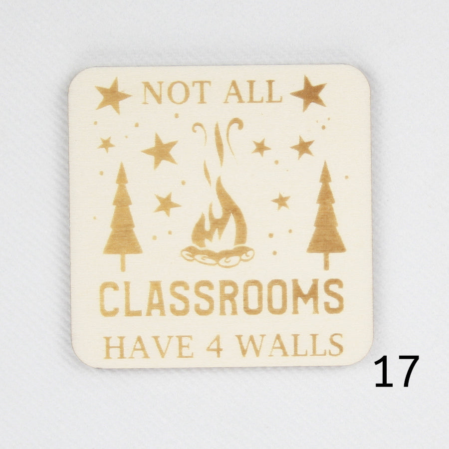 Houten magneet. Gegraveerde magneet. Gravure met reis quote 'Not all classrooms have 4 walls'.