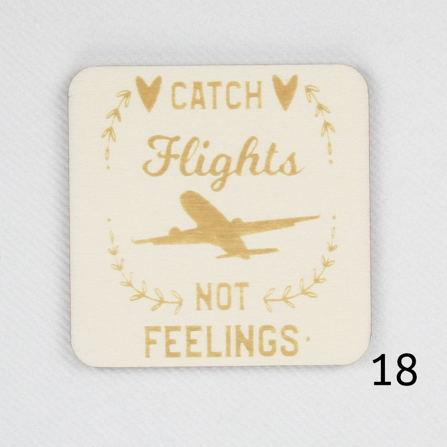 Houten magneet. Gegraveerde magneet. Gravure met reis quote 'Catch flights not feelings'.
