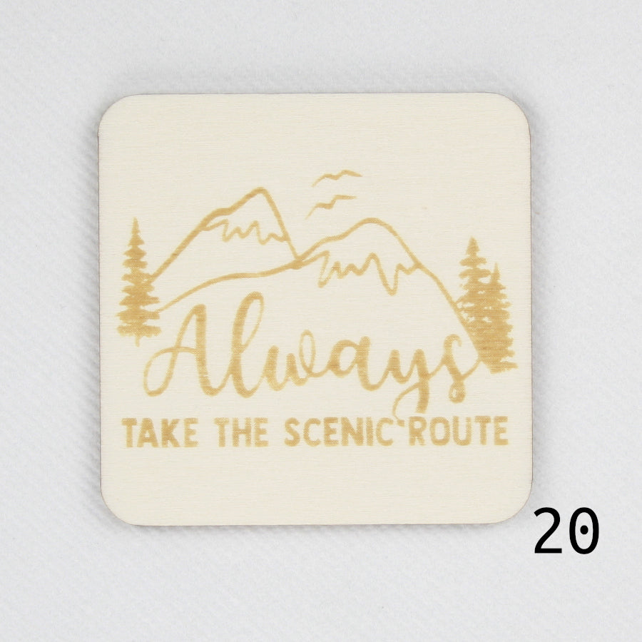 Houten magneet. Gegraveerde magneet. Gravure met reis quote 'Always take the scenic route'.