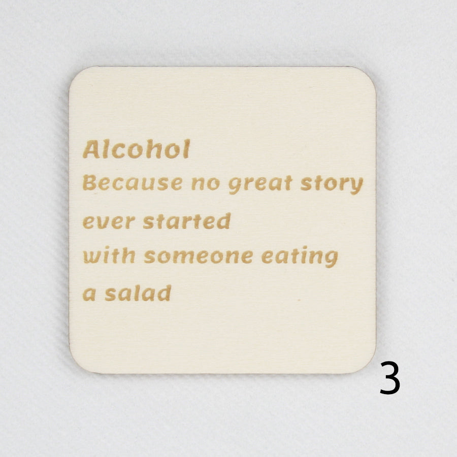 Houten magneet. Gegraveerde magneet. Gravure met spreuk 'Alcohol because no great story ever started with someone eating a salad'.