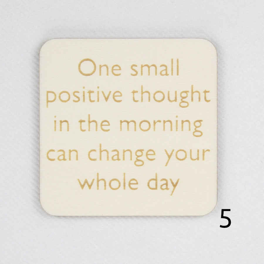 Houten magneet. Gegraveerde magneet. Gravure met spreuk 'One small positive thought in the morning can change your whole day'.