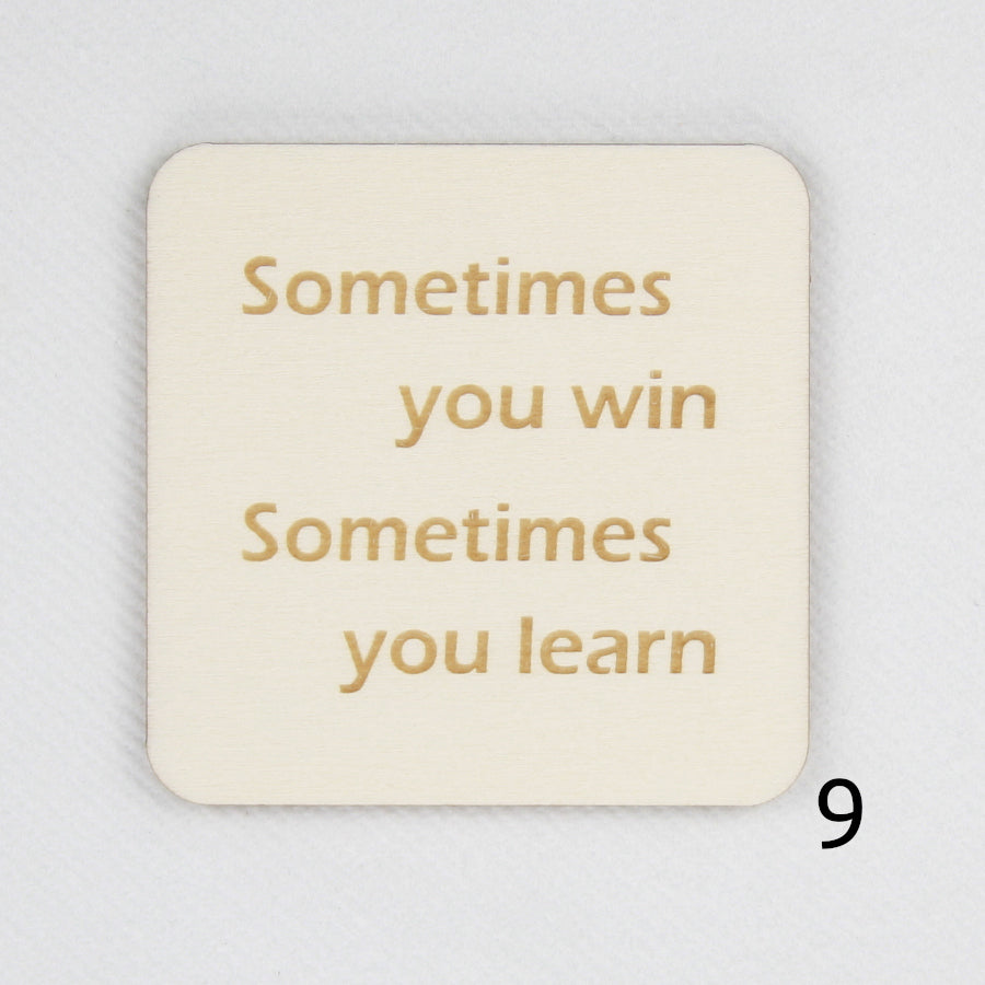 Houten magneet. Gegraveerde magneet. Gravure met spreuk 'Sometimes you win, sometimes you learn'.