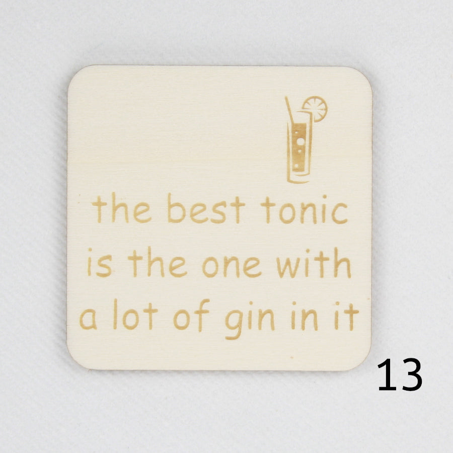 Houten magneet. Gegraveerde magneet. Gravure met spreuk 'The best tonic is the one with a lot of gin in it'.