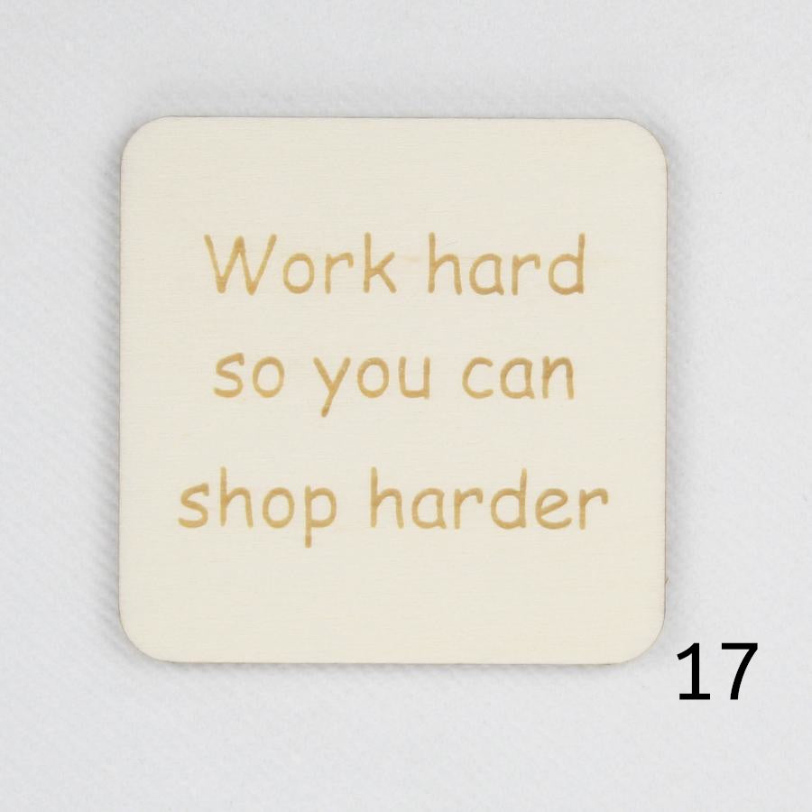 Houten magneet. Gegraveerde magneet. Gravure met spreuk 'Work hard so you can shop harder'.