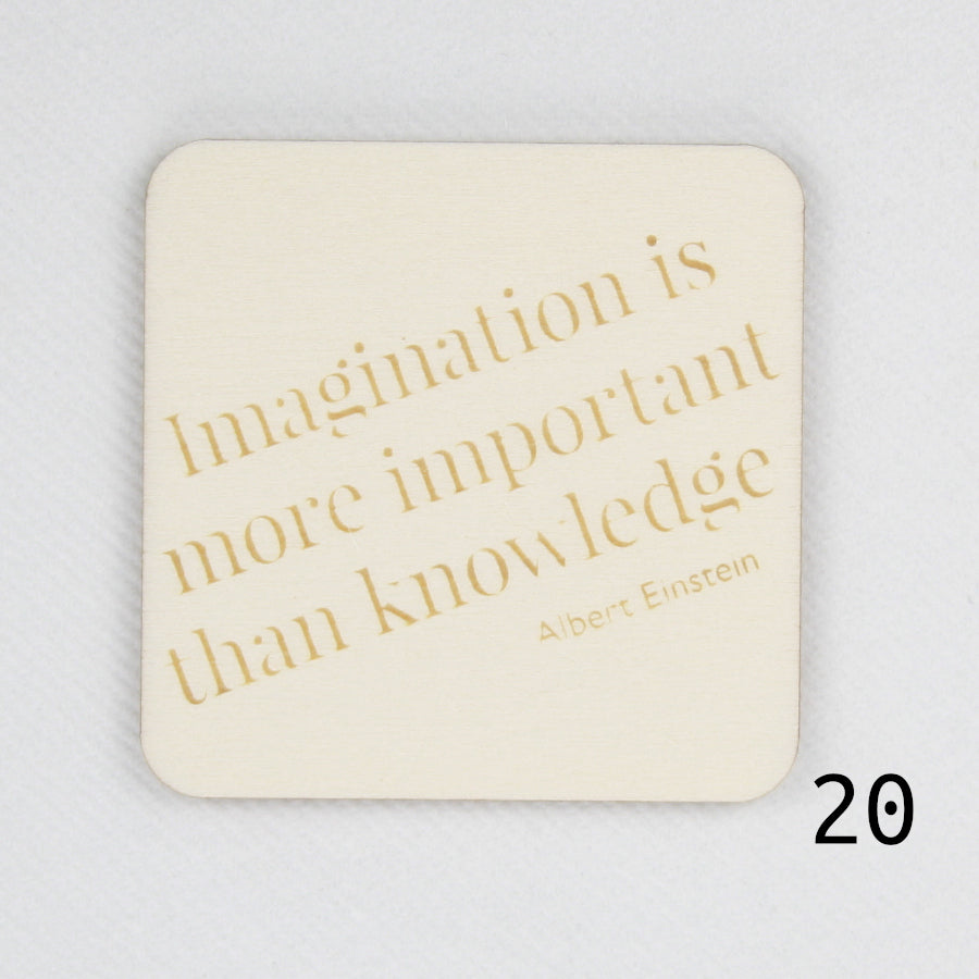 Houten magneet. Gegraveerde magneet. Gravure met spreuk 'Imagination is more important than knowledge - Albert Einstein'.