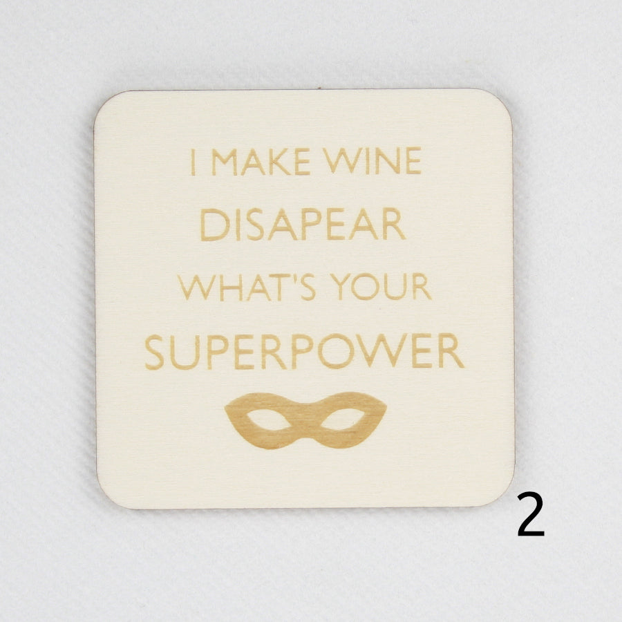 Houten magneet. Gegraveerde magneet. Gravure met wijn quote 'I make wine disapear, what's your superpower'.