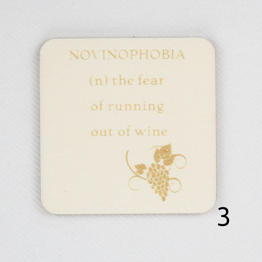 Houten magneet. Gegraveerde magneet. Gravure met wijn quote 'Novinophobia, the fear of running out of wine'.