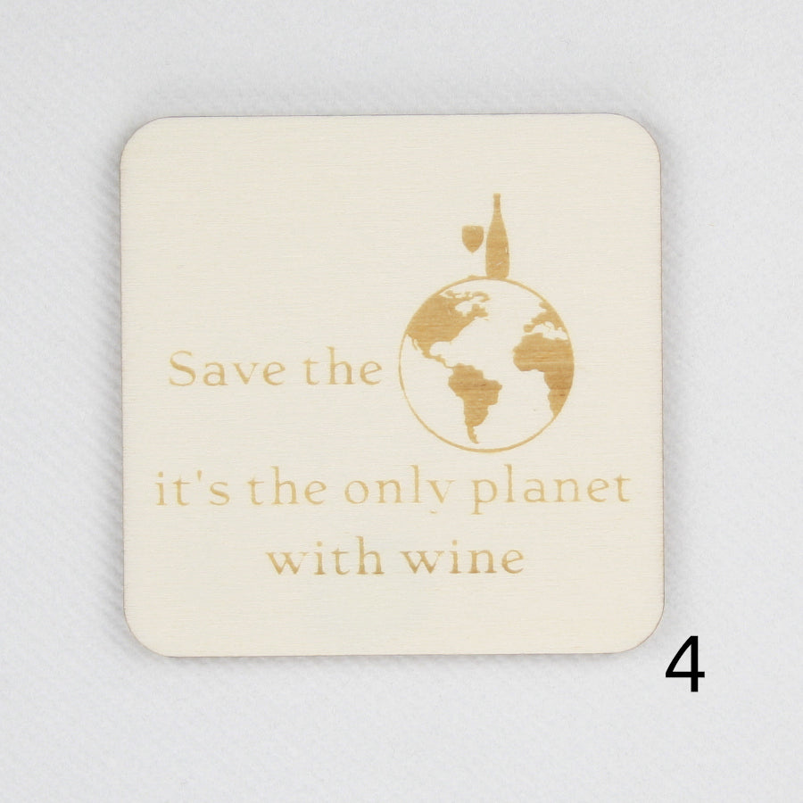 Houten magneet. Gegraveerde magneet. Gravure met wijn quote 'Save the planet, it's the only planet with wine'.