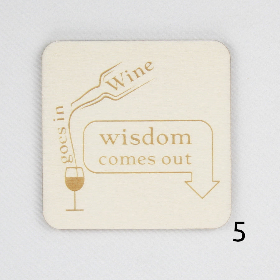 Houten magneet. Gegraveerde magneet. Gravure met wijn quote 'Wine goes in, wisdom comes out'.