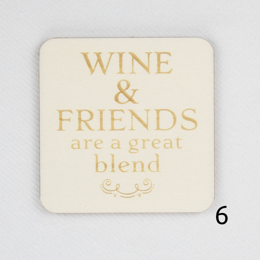 Houten magneet. Gegraveerde magneet. Gravure met wijn quote 'Wine and friends are a great blend'.