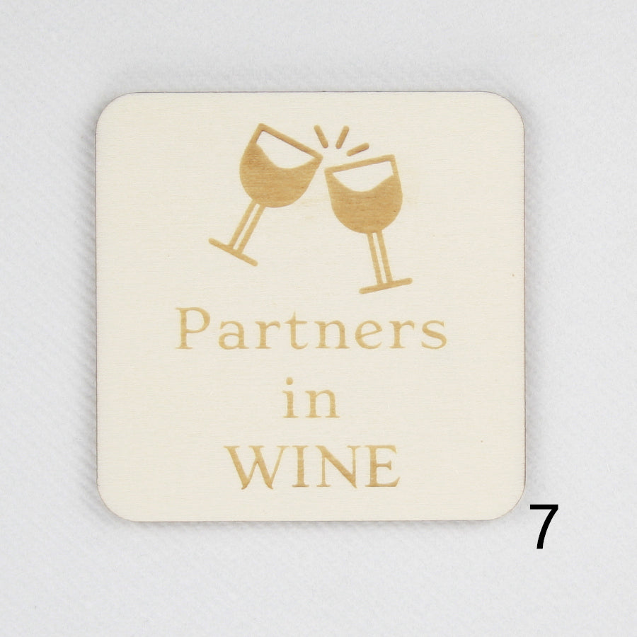 Houten magneet. Gegraveerde magneet. Gravure met wijn quote 'Partners in wine'.