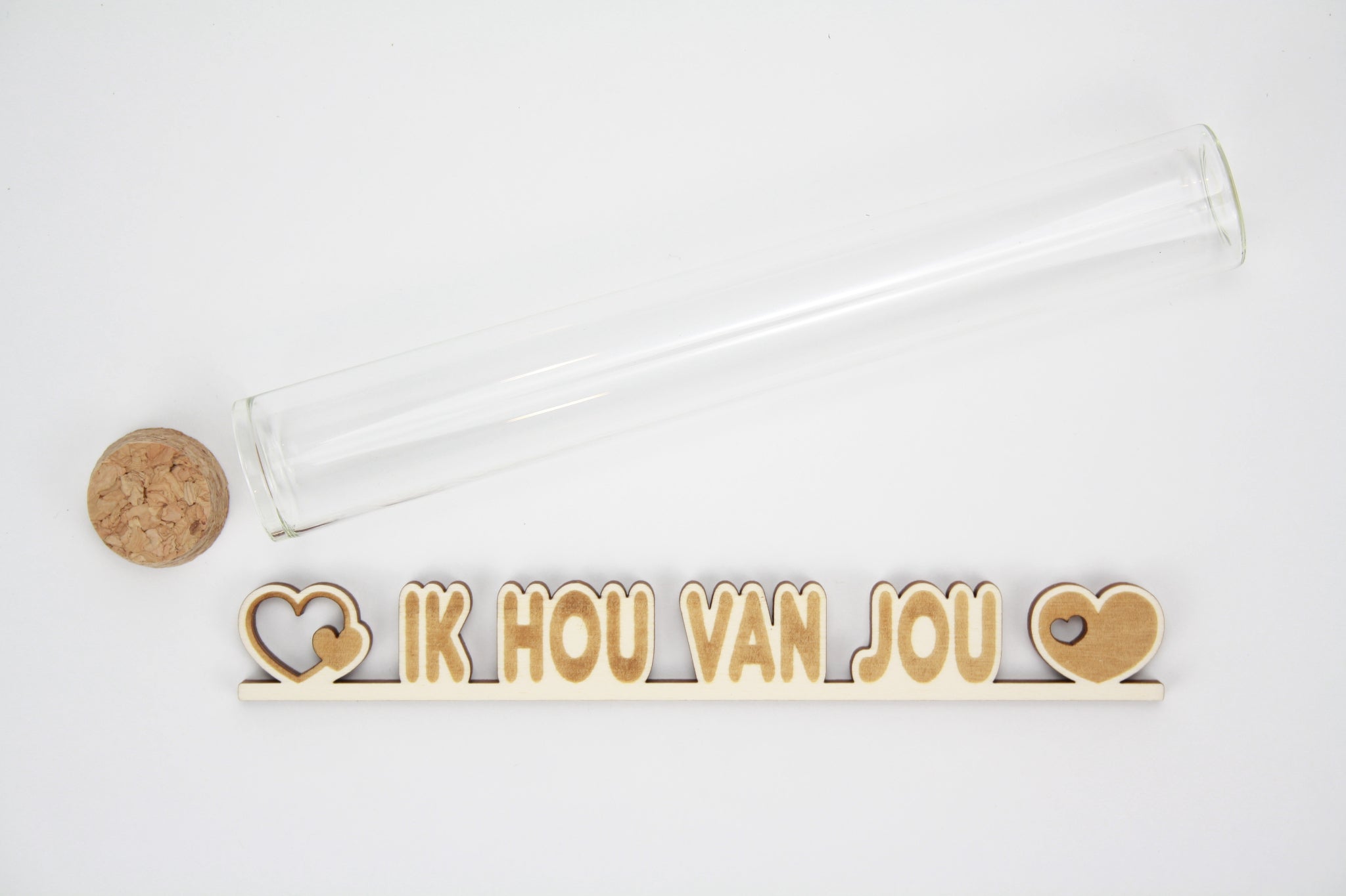 Message in a tube, aankondiging in proefbuis. lasercut gravure van 'Ik hou van jou'.