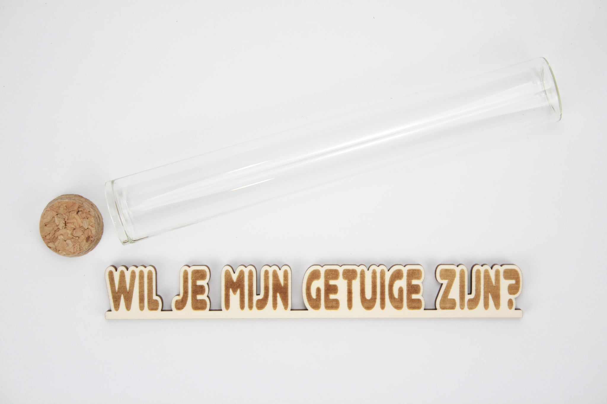 Message in a tube, aankondiging in proefbuis. lasercut gravure van 'Wil je mijn getuige zijn?'.