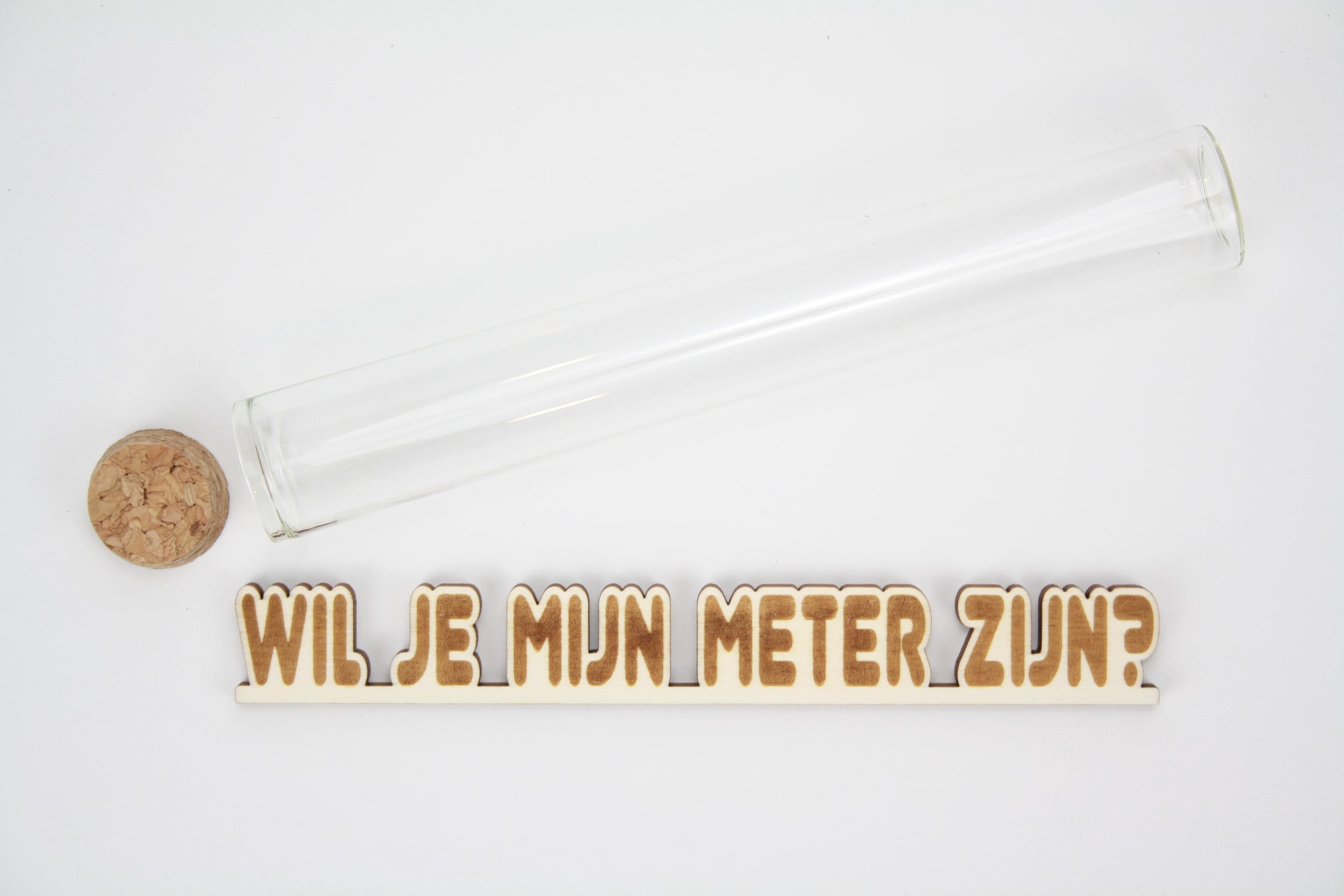 Message in a tube, aankondiging in proefbuis. lasercut gravure van 'Wil je mijn meter zijn?'.