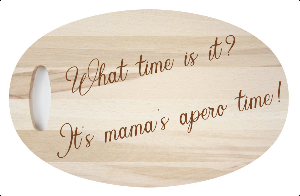 Beuken houten ovalen tapasplank, snijplank, serveerplank. Snijplank handgemaak. Afgewerkt met gravure van 'What time is it? It's mama's apero time!'. Mooi cadeau voor mama. Moederdag cadeau.