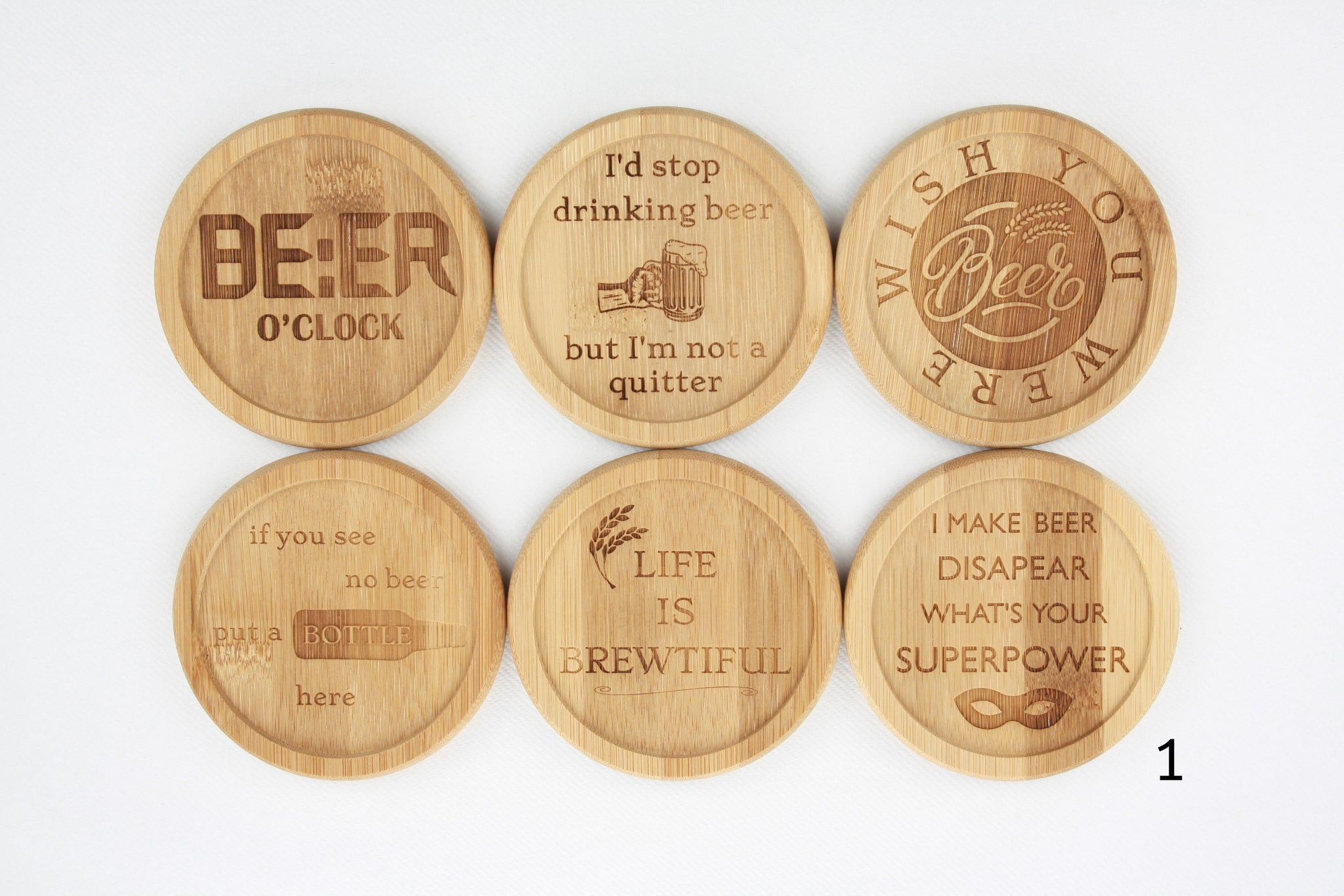 Bamboe onderleggers met bier quotes. 'Beer O'clock', 'I'd stop drinking beer but I'm not a quitter', 'Wish you were beer', 'If you see no beer, put a bottle here', 'Life is brewtiful', 'I make beer disapear, what's your superpower'.