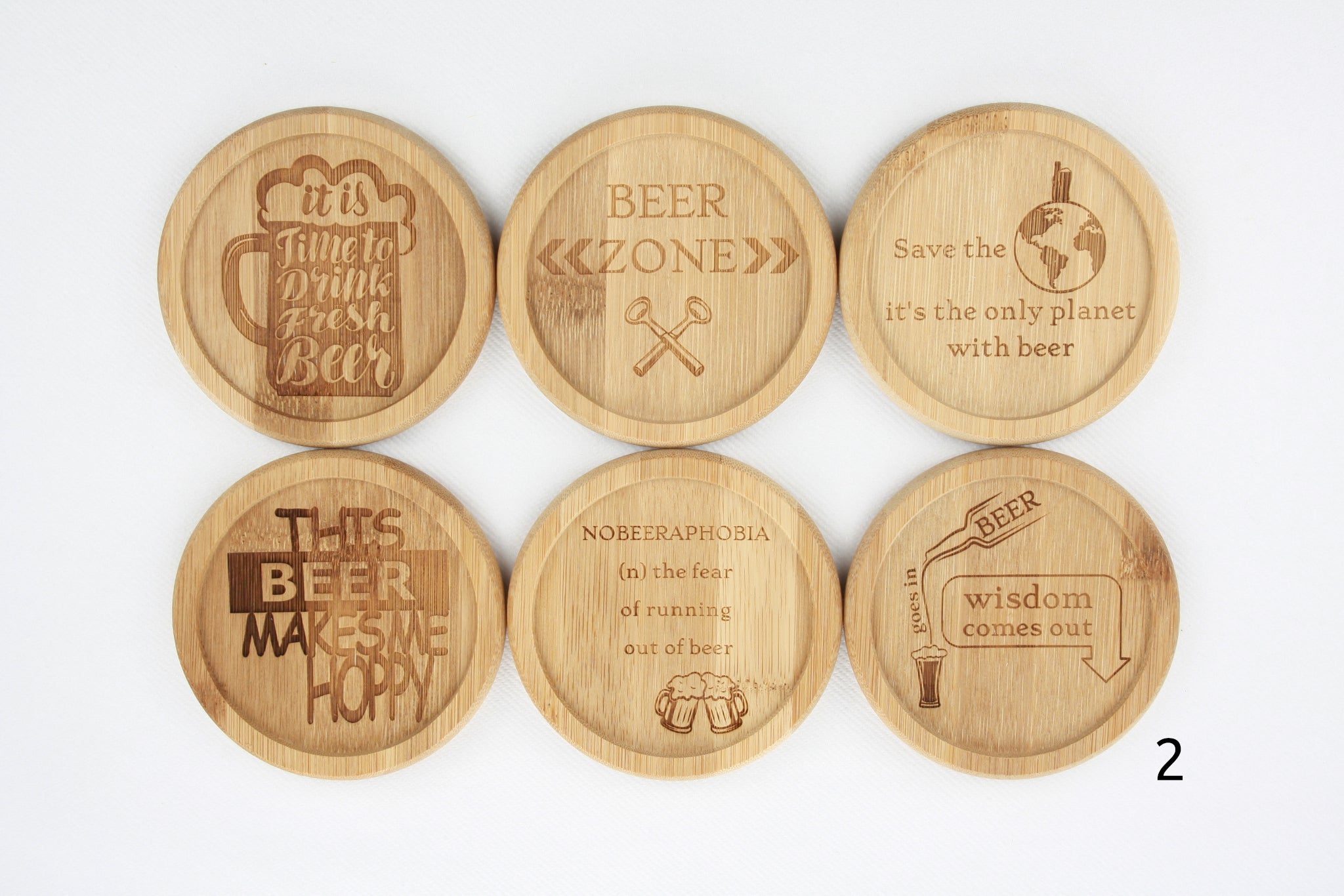Bamboe onderleggers met bier quotes. 'It is time to drink fresh beer', 'Beer zone', 'Save the planet, it's the only planet with beer', 'This beer makes me hoppy', 'Nobeeraphobia, the fear of running out of beer', 'Beer goes in, wisdom comes out'.