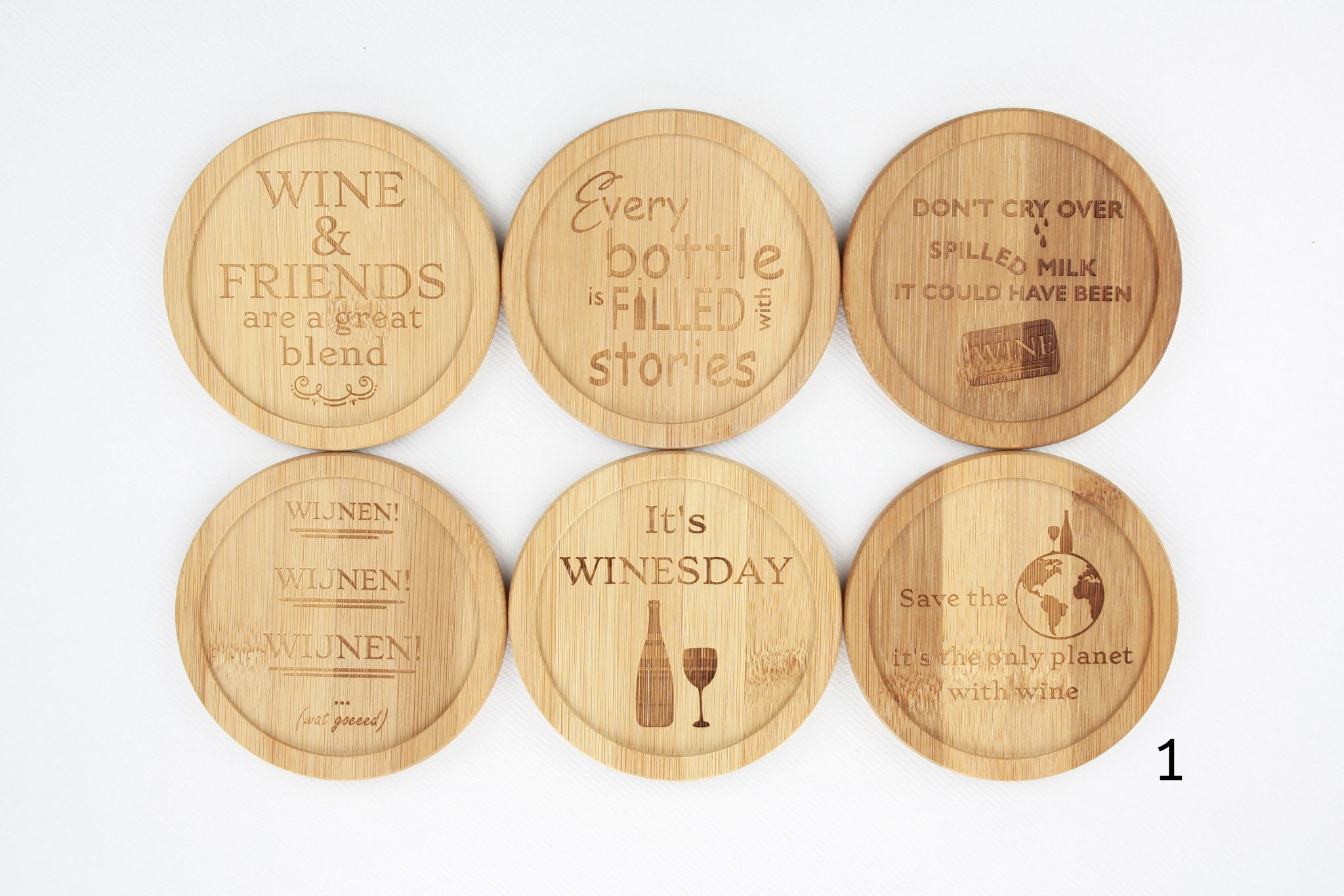 Bamboe onderleggers met wijn quotes. 'Wine and friends are a great blend', 'Every bottle is filled with stories', 'Don't cry over spilled milk, it could have been wine', 'Wijnen, wijnen, wijnen', 'It's winesday', 'Save the planet, it's the only planet with wine'.